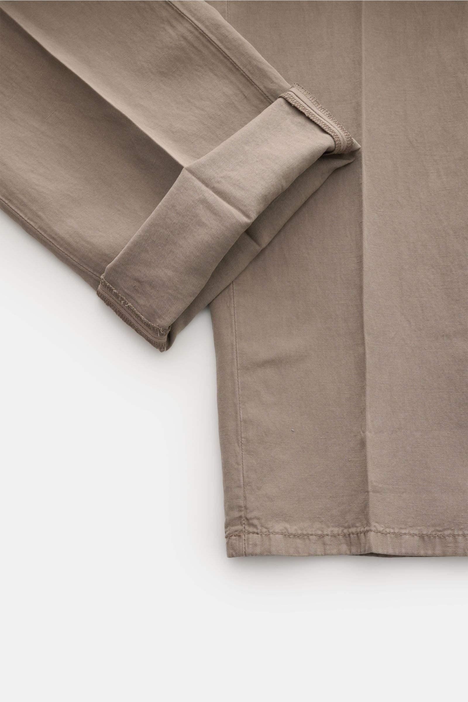 Dondup Chino 'Gaubert' taupe aus Lyocell, Baumwolle und Leinen, Slim Fit, schmal geschnittene Wade, Detailansicht vom Bein mit aufgerolltem Saum.