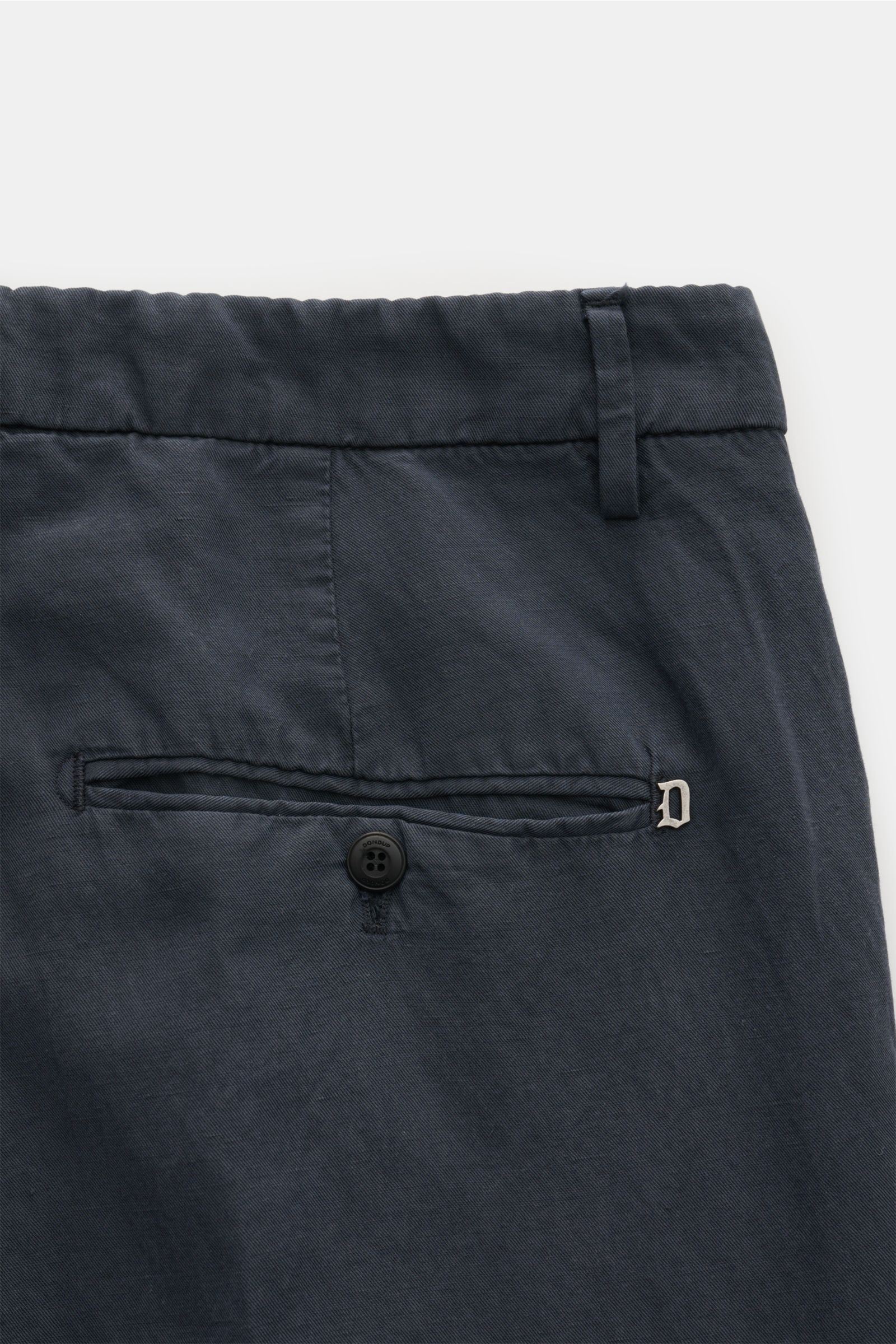 Nahaufnahme der Dondup Chino 'Gaubert' navy von hinten, slim fit, aus Lyocell, Baumwolle, Leinen mit garment dyed Finish, Knopf und Metall-Initial.