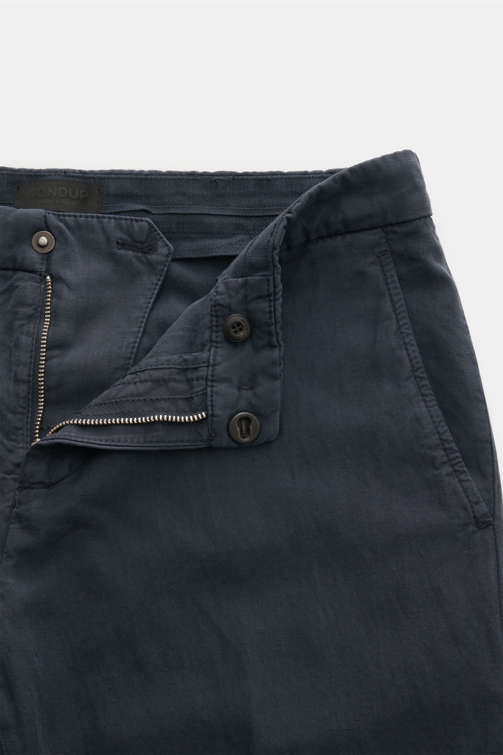 Dondup Chino 'Gaubert' navy aus Lyocell, Baumwolle, Leinen, Slim Fit, Twill, garment dyed, vorne offen mit Reißverschluss und Knöpfen, seitliche Taschen.