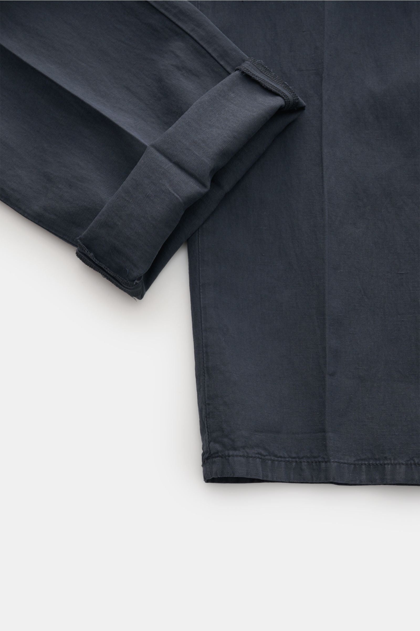 Dondup Chino 'Gaubert' navy, Detailaufnahme von Bein und Saum, Slim Fit, luftiger Twill aus Lyocell, Baumwolle, Leinen, garment dyed, schmal geschnitten.