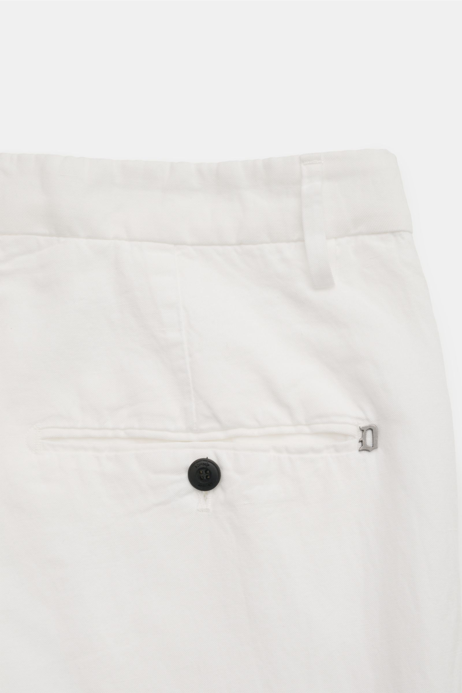 Dondup Chino 'Gaubert' weiß, Detailansicht Rückseite mit Gesäßtasche, Knopf, Metall-Initial, Slim Fit, Lyocell-Baumwoll-Leinen-Mix.