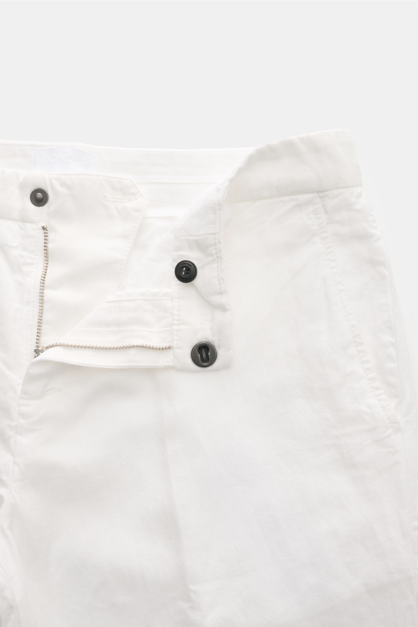 Dondup Chino 'Gaubert' weiß, Detailaufnahme von vorne oben, offene Hose mit Reißverschluss, Slide Button, französische Taschen, Slim Fit aus Lyocell, Baumwolle, Leinen.