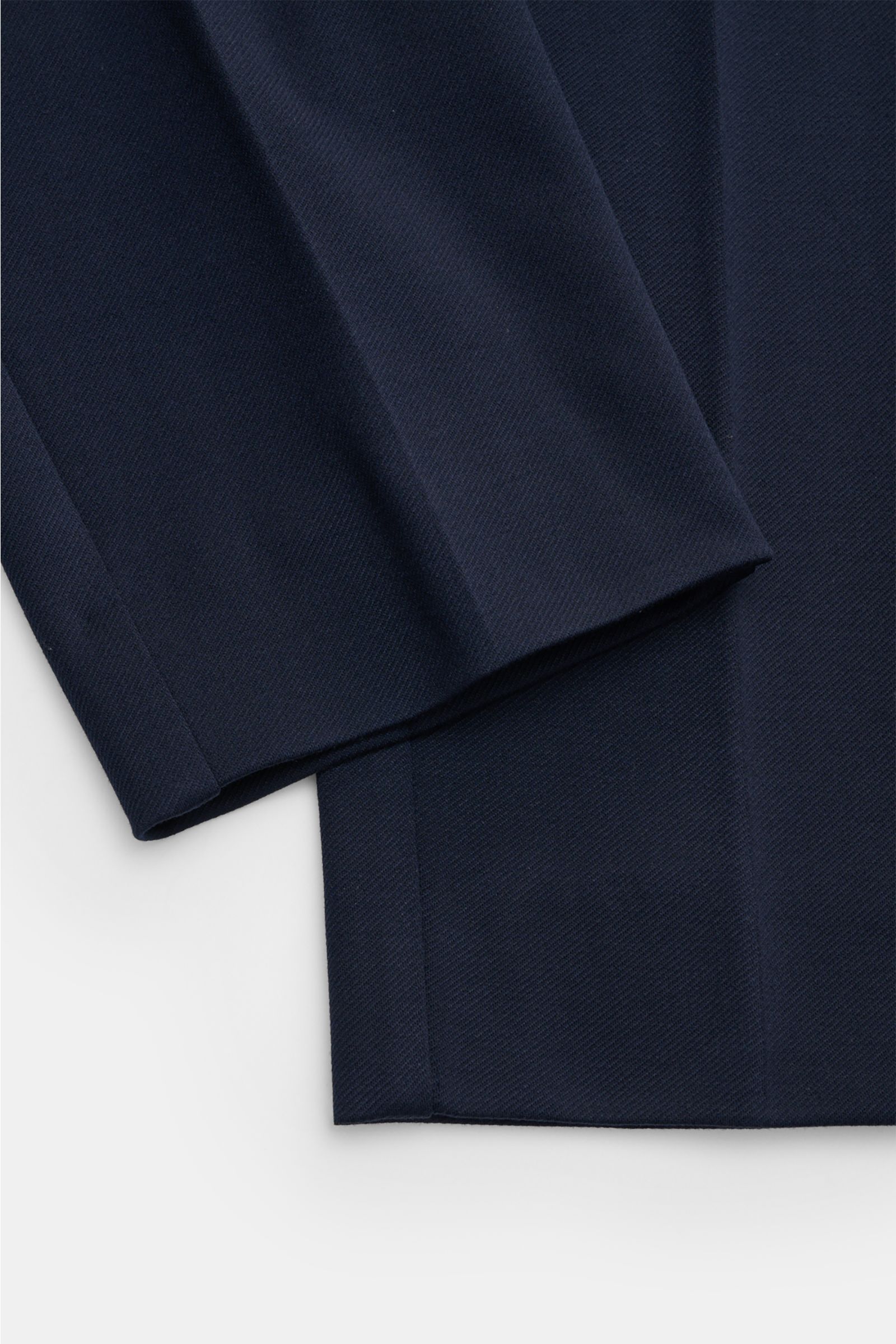 Close-up front view of Kiefermann Jersey trousers 'Hunfrid' navy showing the slim fit ankle-length legs with a distinctive twill look and stretch fabric.

Experience comfort all day long: The jersey trousers 'Hunfrid' by KIEFERMANN combine elegant desi
