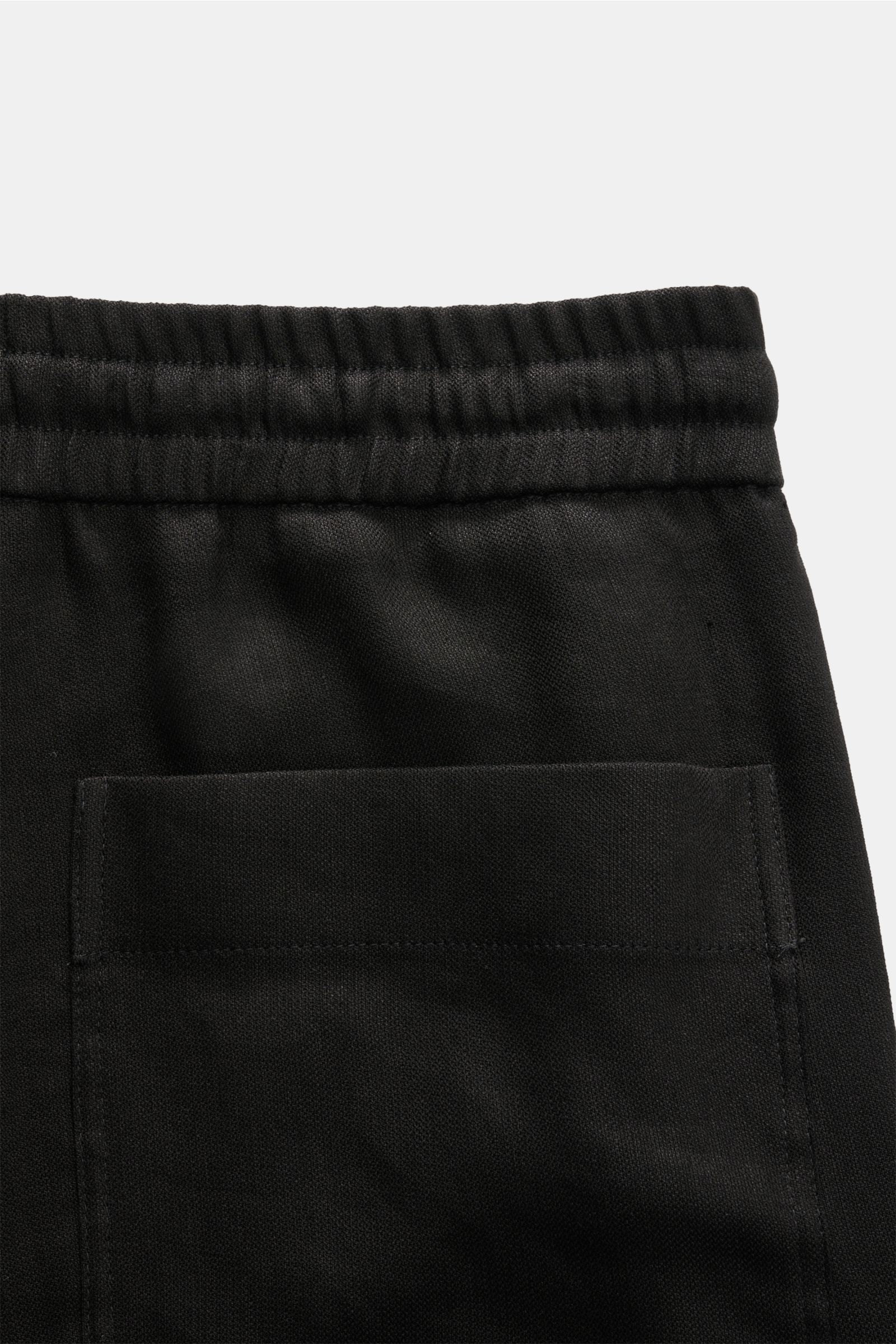 Close-up rear view of Kiefermann Jogger pants 'Haltor' black showing elastic waistband, patch back pocket in lightweight linen-viscose blend fabric. Pared down to essentials and made for a carefree summer: German label KIEFERMANN is synonymous with purist