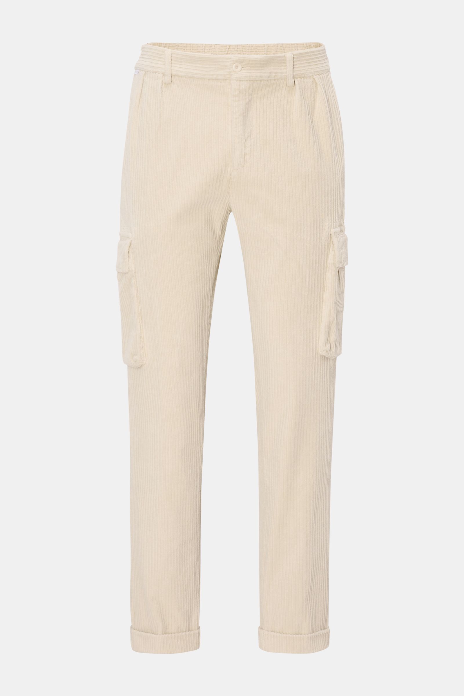 Beige 04651/ A trip in a bag Cord-Cargohose aus elastischem Cord, frontale Ansicht mit Cargo- und französischen Taschen, schmal zulaufend.