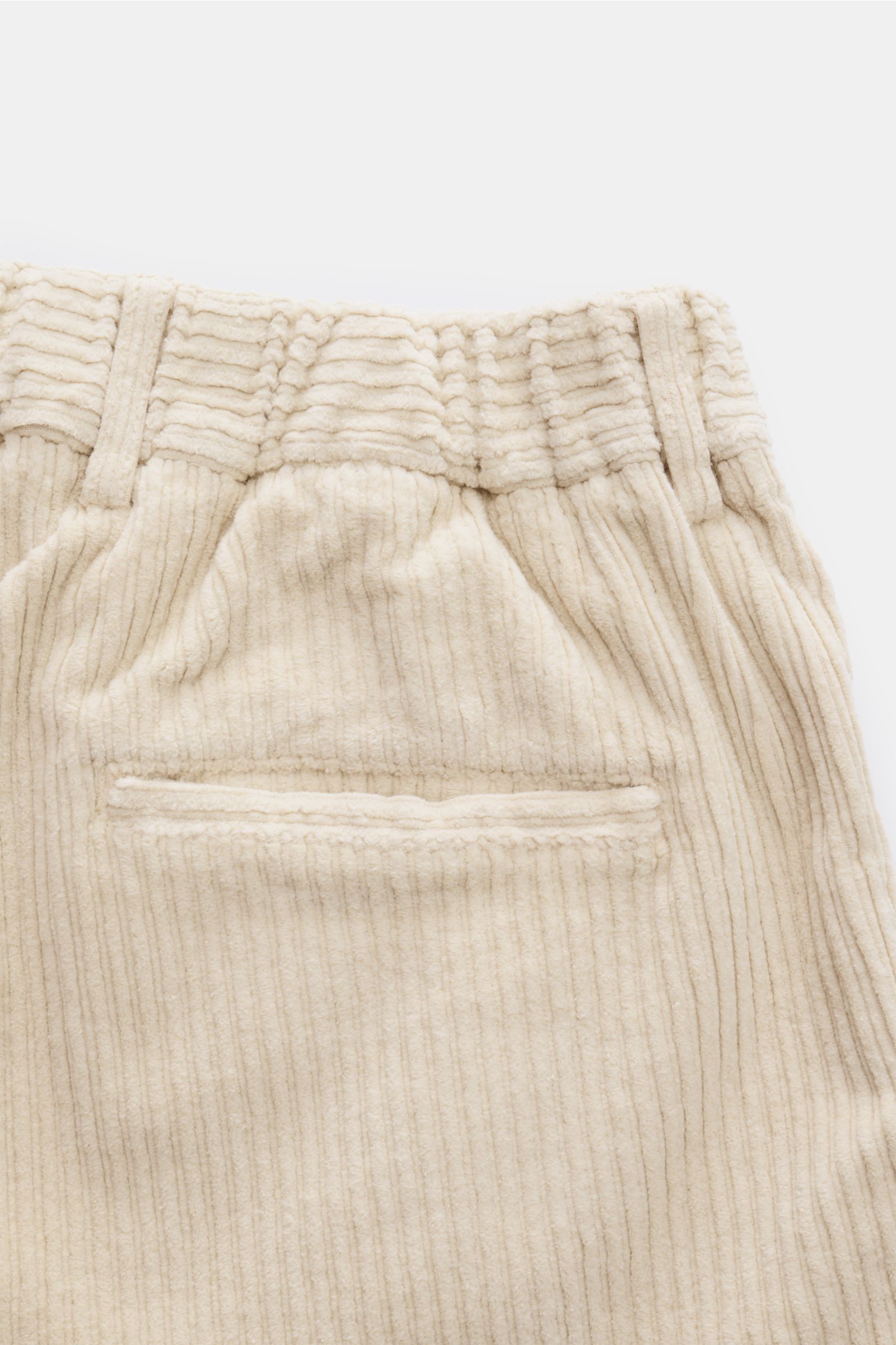 04651/ A trip in a bag Cord-Cargohose beige, Detailaufnahme von hinten, elastischer Bund, paspelierte Gesäßtasche, weicher Cordstoff