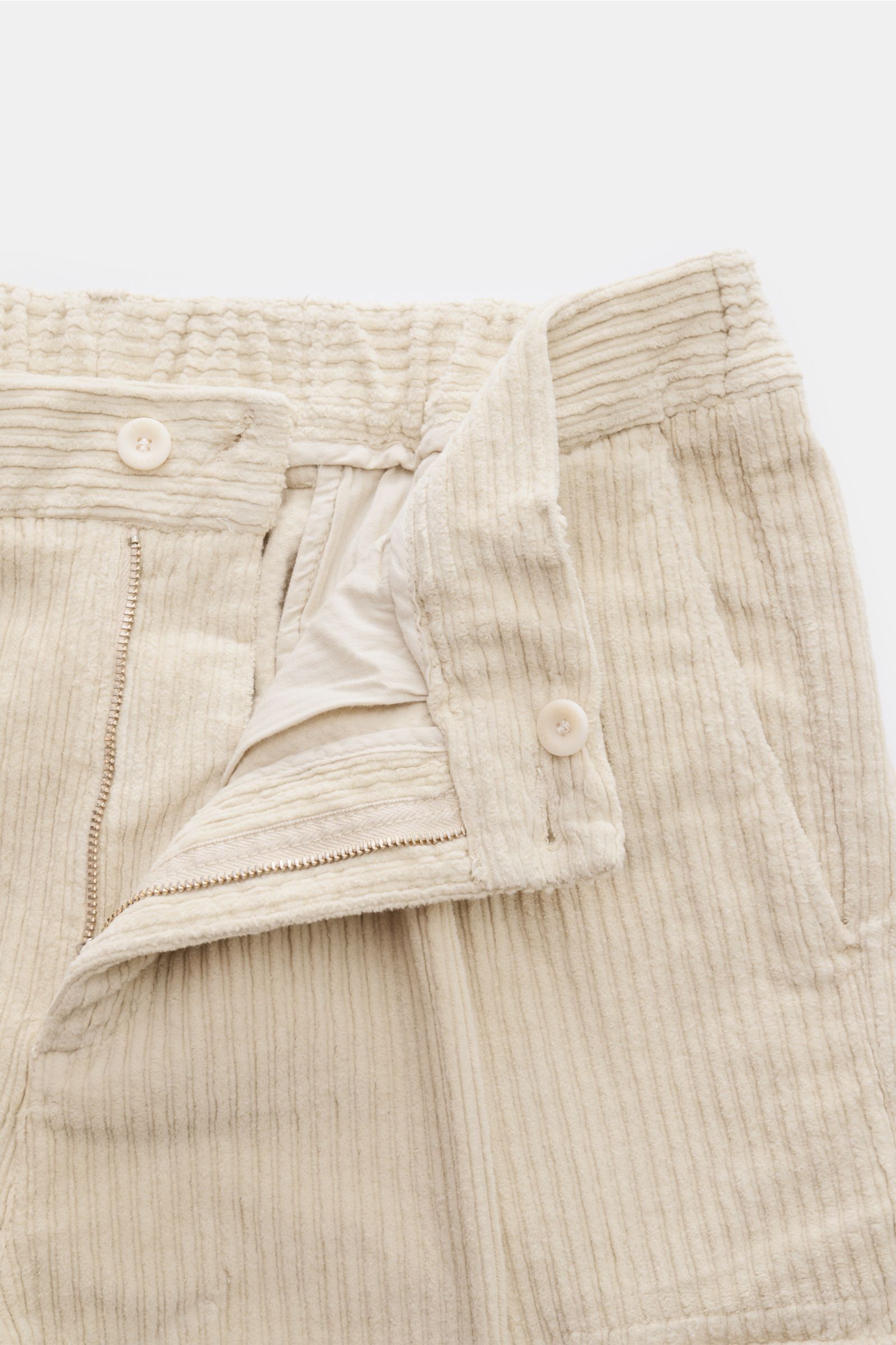 Beige 04651/ A trip in a bag Cord-Cargohose aus elastischem Baumwoll-Cord, schmal zulaufend, knöchellang, Front mit Reißverschluss, Knopf und teil-elastischem Bund.