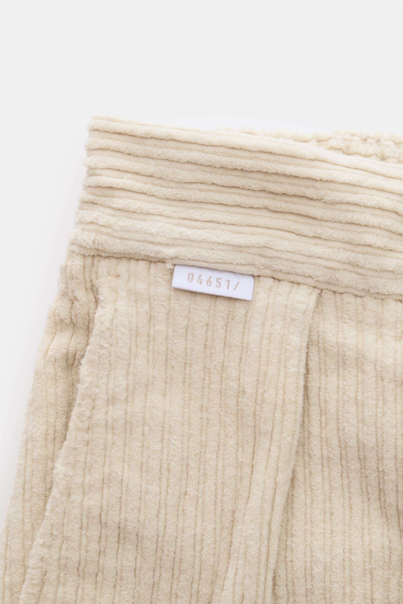 Beige Cord-Cargohose 04651/ A trip in a bag, Detailaufnahme von oben, elastischer Bund, weicher Griff, seitliche Cargo-Tasche.