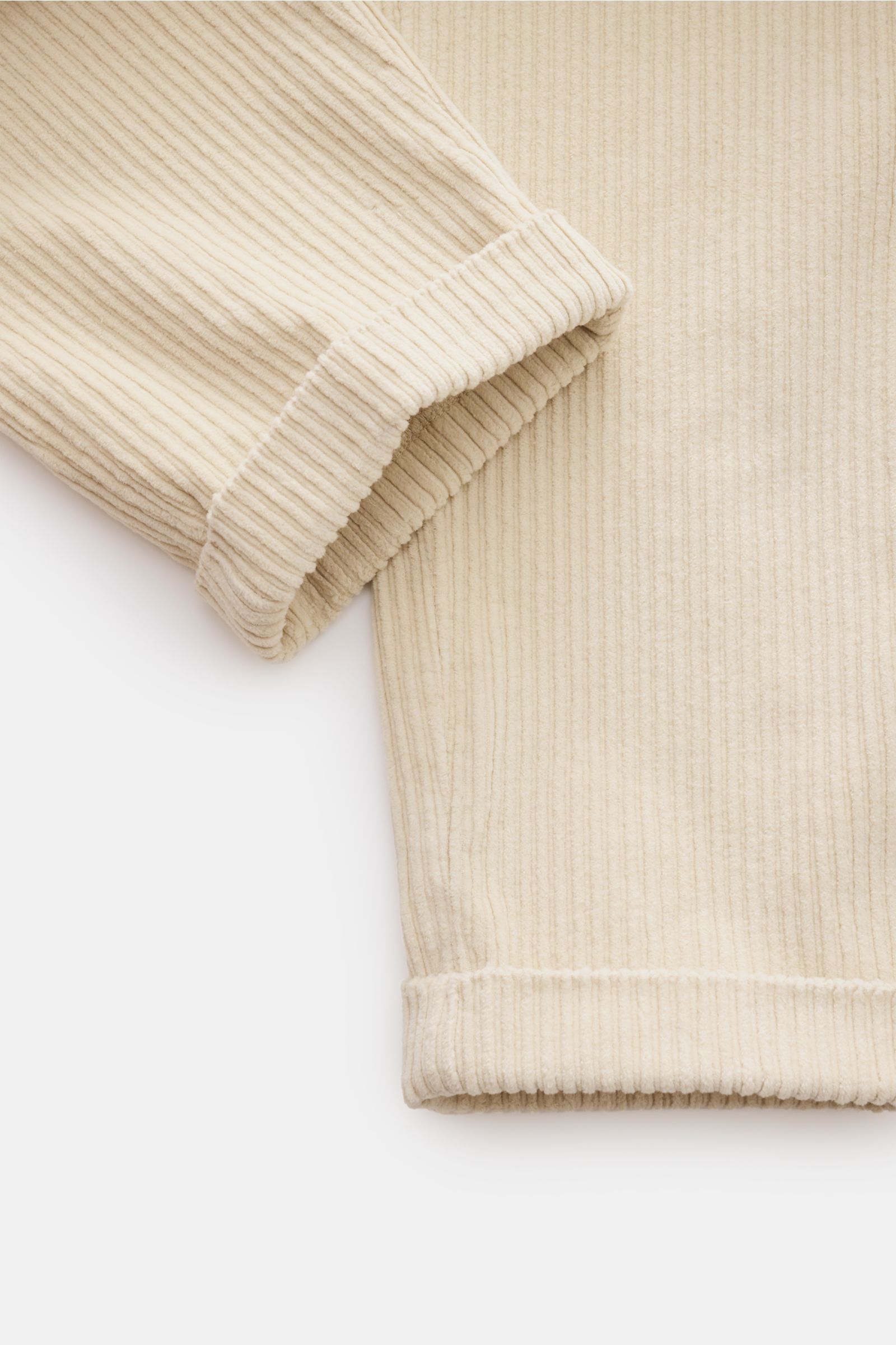 Beige Cord-Cargohose 04651/ A trip in a bag, Detailfoto von fixiertem Saumaufschlag und weichem, elastischem Baumwollcord.