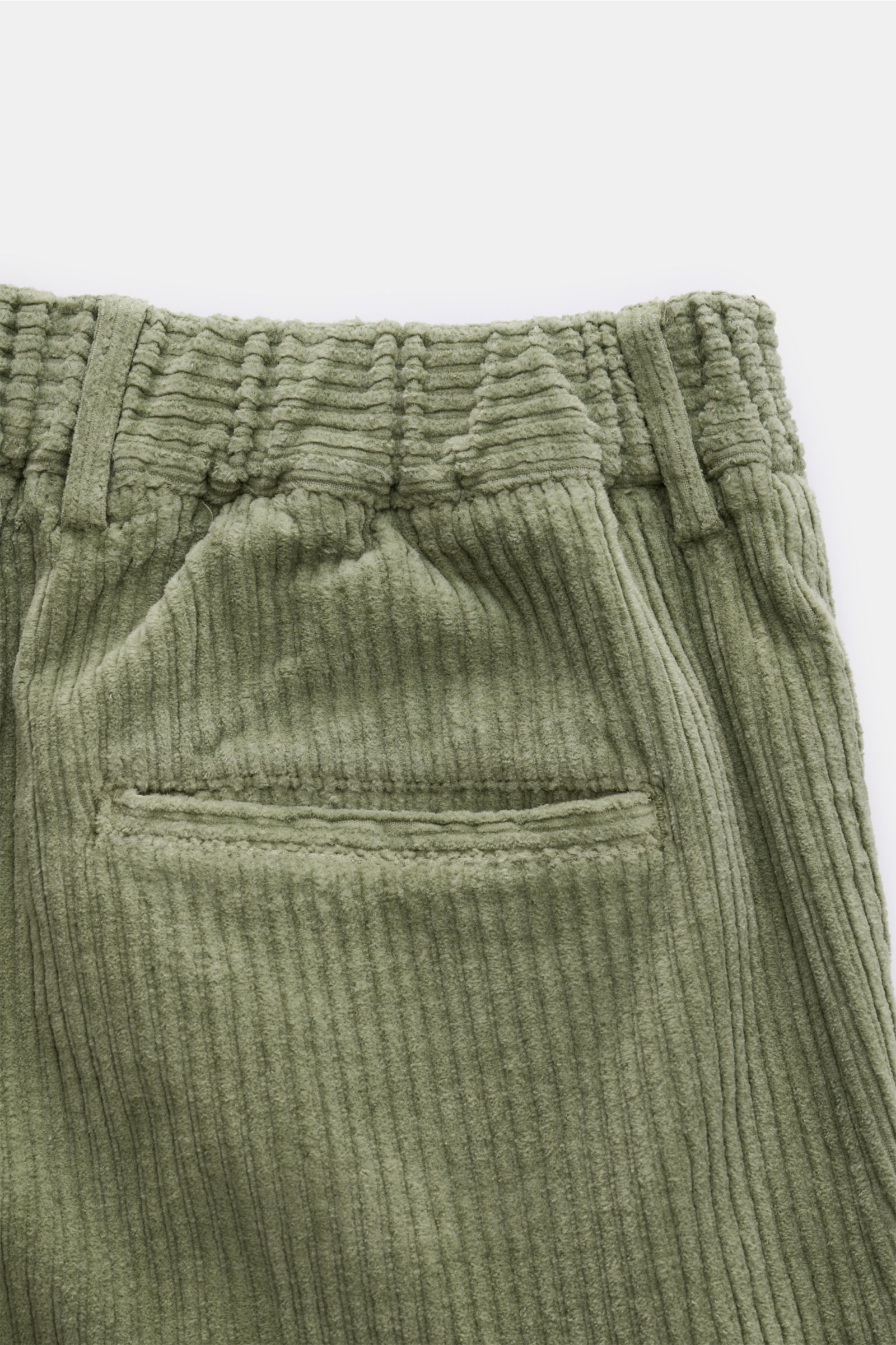 Alt-Tag (124 Zeichen):
Nahaufnahme der elastischen Bundpartie mit paspelierter Gesäßtasche der 04651/ A trip in a bag Cord-Cargohose salbei aus Cord.