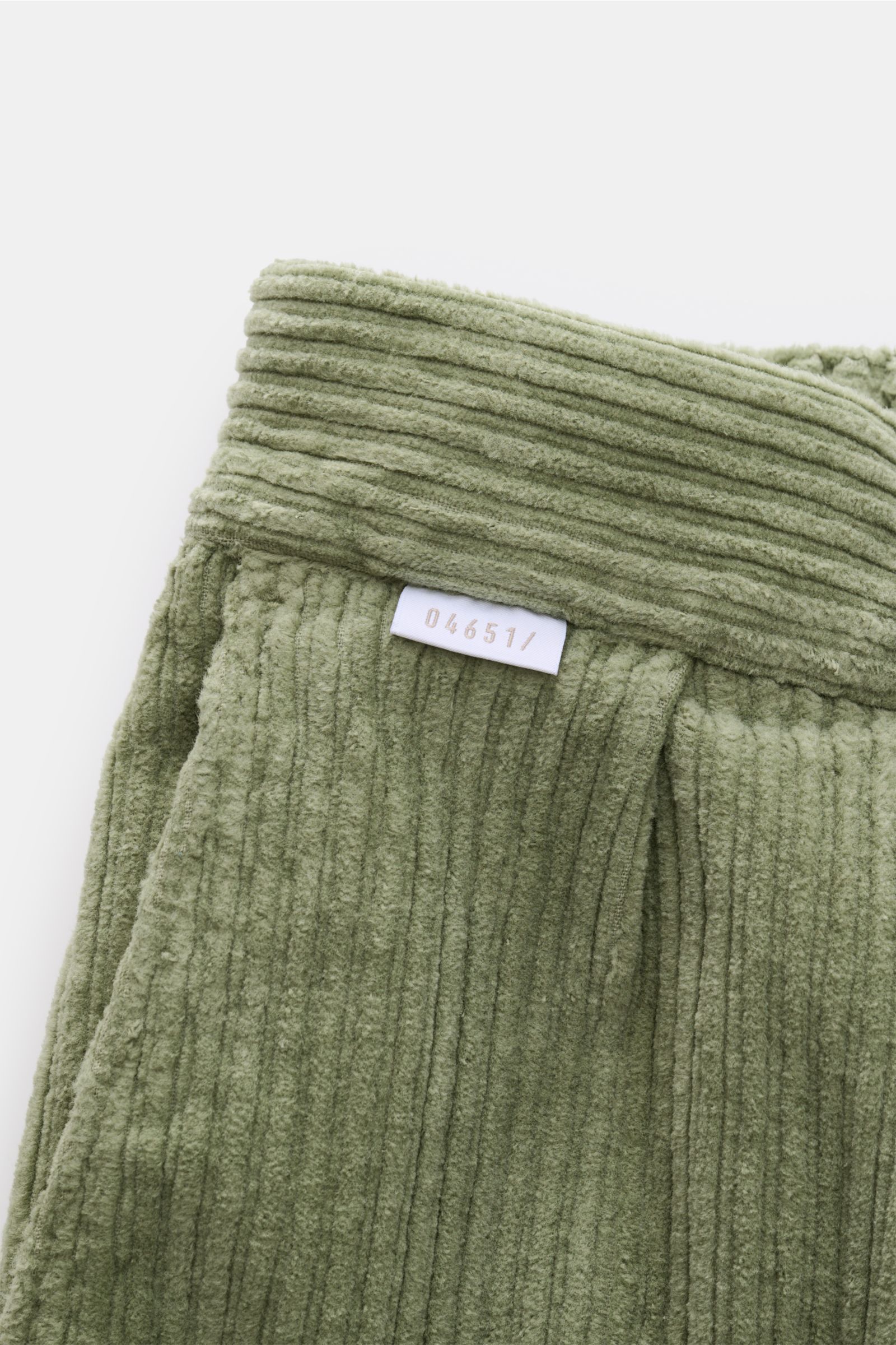 Nahaufnahme der elastischen Bundpartie der 04651/ A trip in a bag Cord-Cargohose salbei aus weichem Cordmaterial.