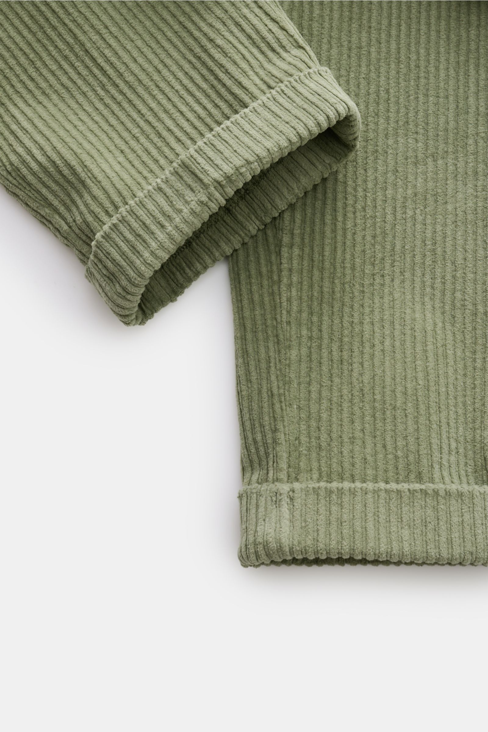 Nahaufnahme der saumabschlüsse der 04651/ A trip in a bag Cord-Cargohose salbei aus elastischem, weichem Cord-Material in schmal zulaufendem Tapered Fit.