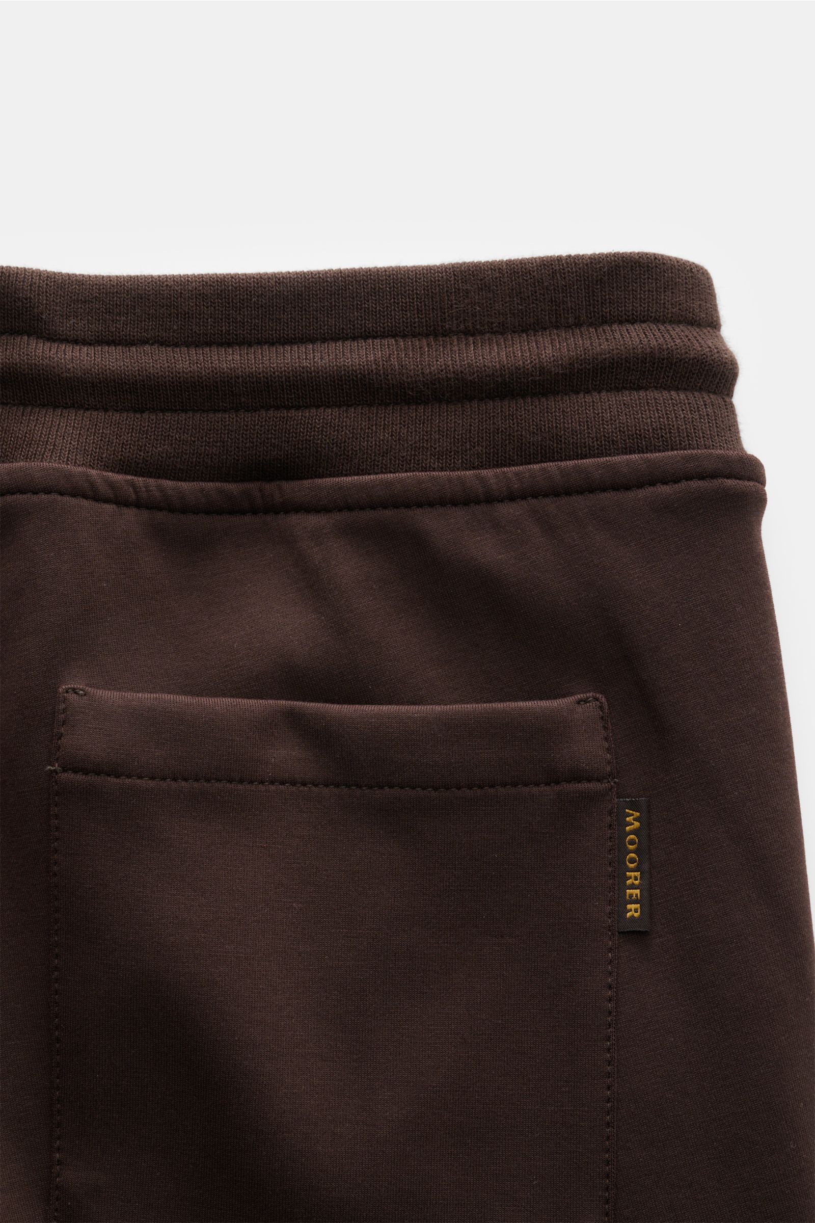 Close-up rear view of Moorer Sweat pants 'Crispin' dark brown showing elasticated waistband, patch back pocket, and smooth cotton blend fabric.

Casual yet stylish – that's what MOORER does best, creating the elegant 'Crispin' jersey trousers in a cott
