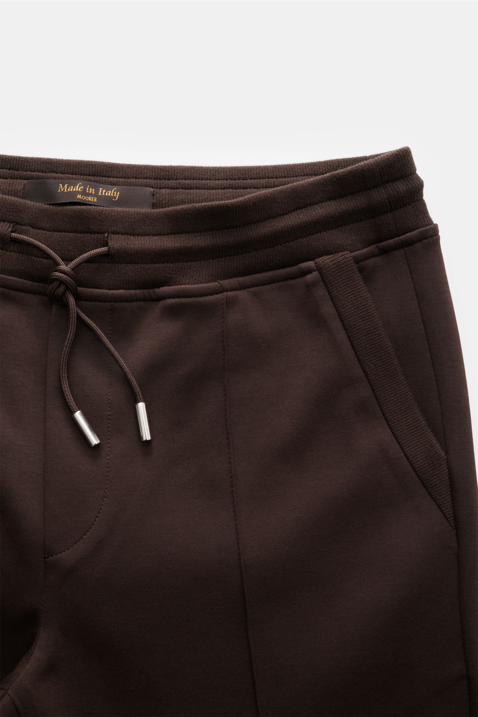 Close-up front view of Moorer Sweat pants 'Crispin' dark brown showing elastic waistband with drawstring and French pockets.

Casual yet stylish – that's what MOORER does best, creating the elegant 'Crispin' jersey trousers in a cotton blend with a sti
