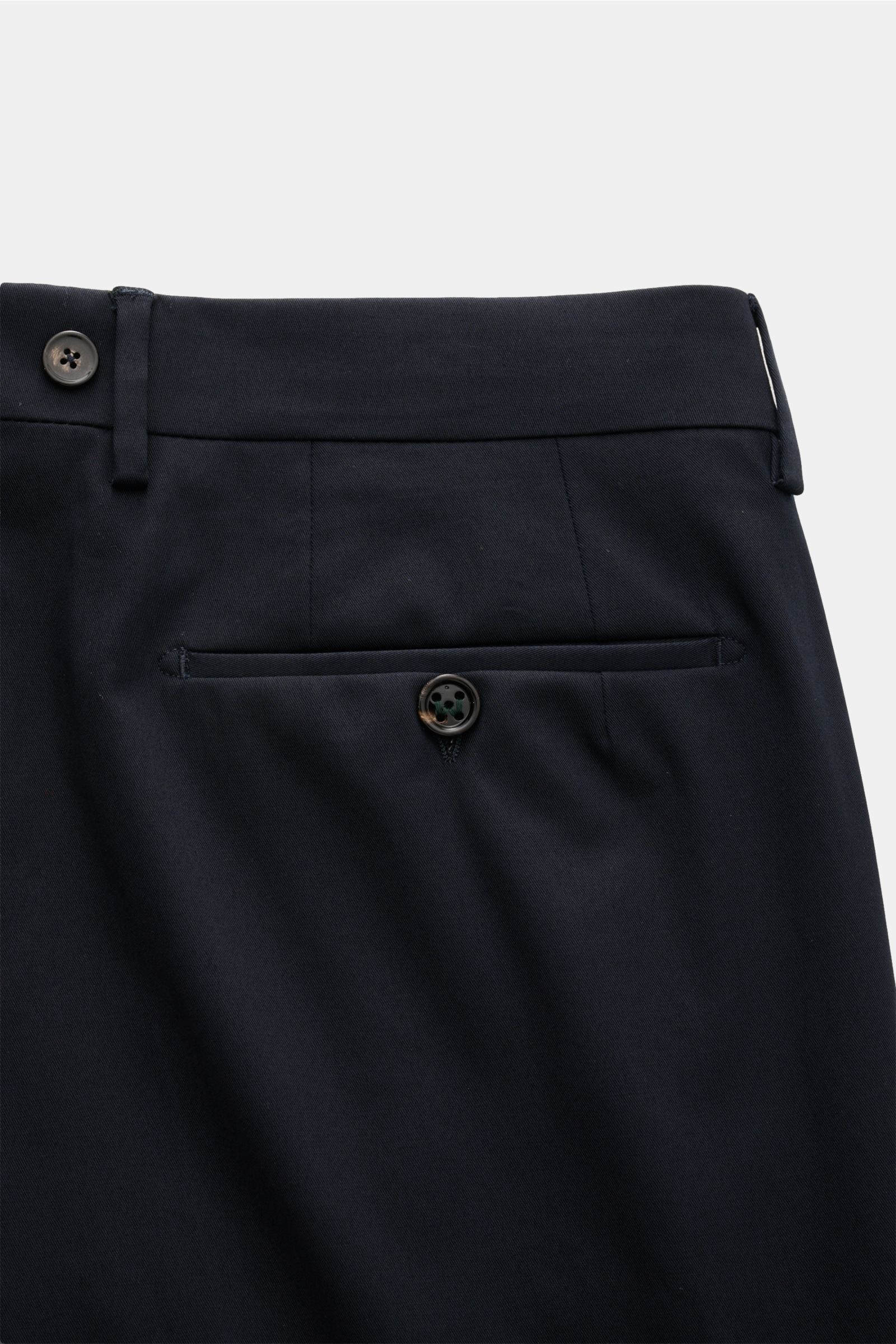 Close-up rear view of Berwich Chino 'Barber' navy made of classic cotton twill with double pleats, side seam pockets, welt back pockets, suspenders buttons, and fixed cuff. Die Chino 'Barber' von BERWICH wurde aus klassichem Baumwoll-Twill gefertigt un