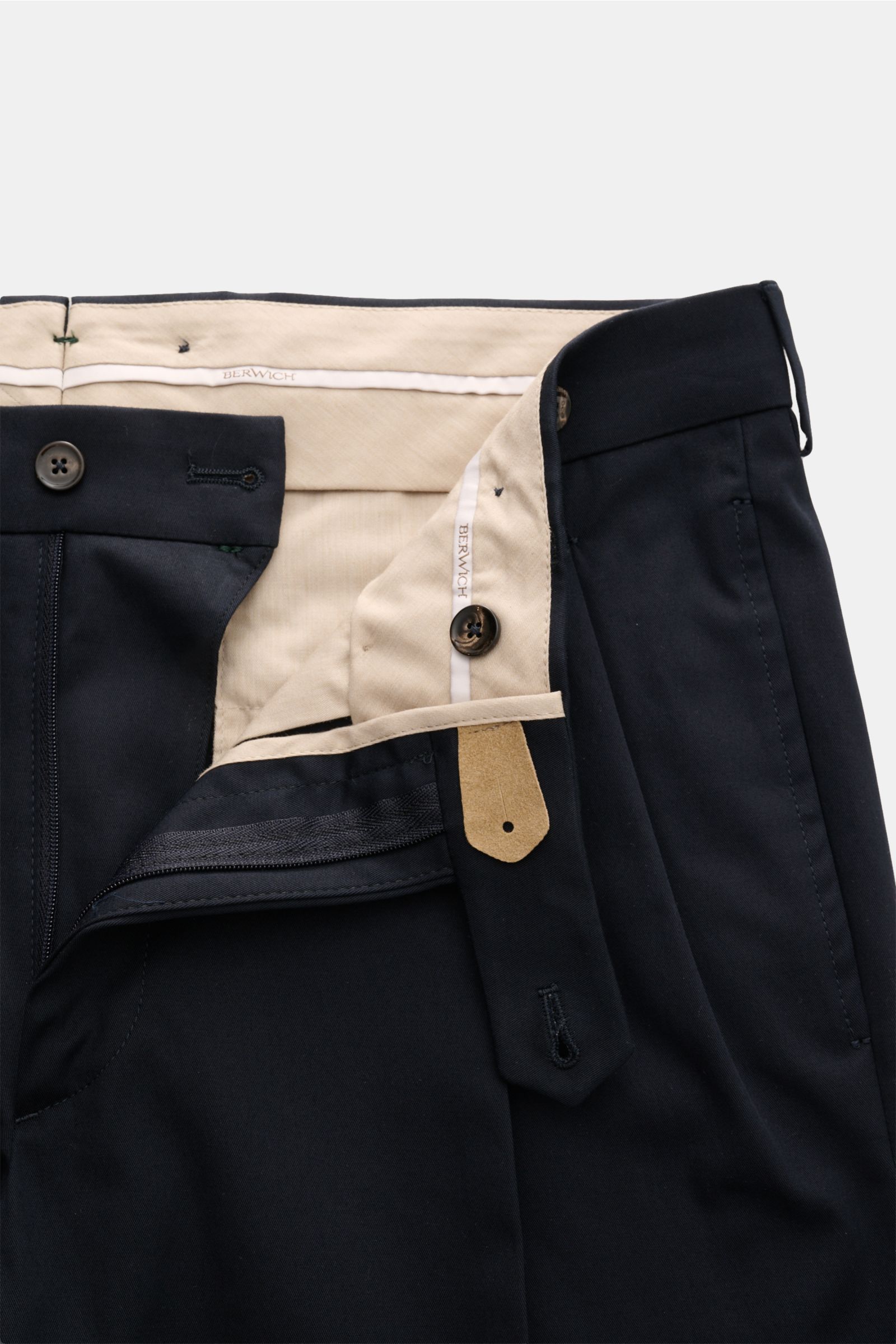 Close-up front view of Berwich Chino 'Barber' navy showing open waistband with beige lining, buttons for suspenders, zipper, and double pleats, made of cotton twill with light stretch for comfort.