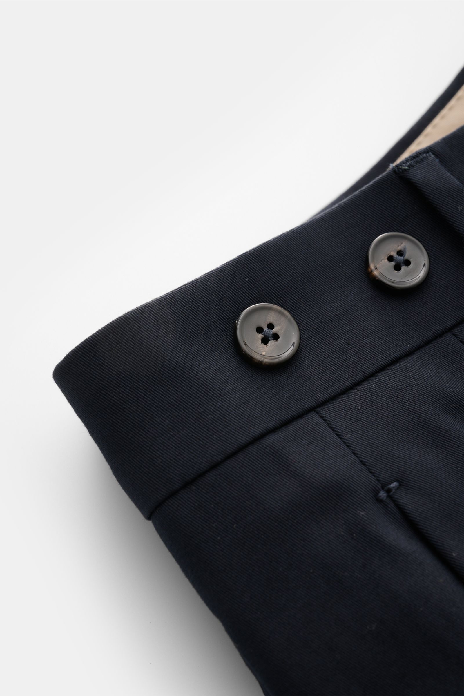 Close-up front-side view of Berwich Chino 'Barber' navy in cotton twill with double pleats, buttons for suspenders, and fixed cuff.

Description: Die Chino 'Barber' von BERWICH wurde aus klassichem Baumwoll-Twill gefertigt und ist dank der Beigabe von 