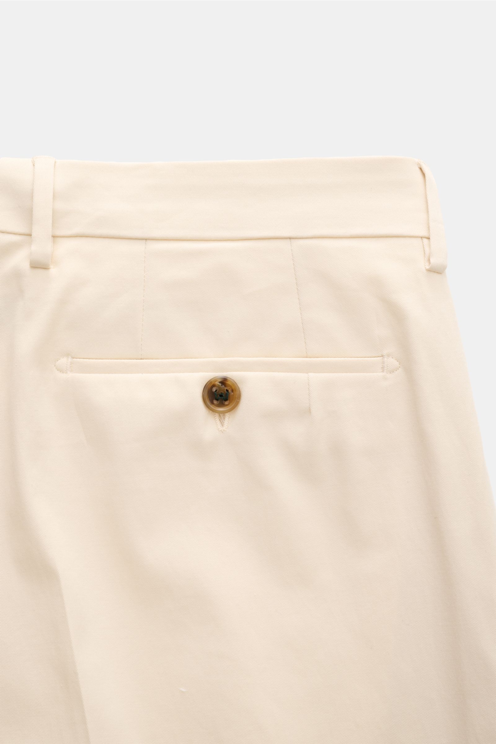 Close-up rear view of Berwich Chino 'Barber' creme in cotton twill with buttoned welt pocket and belt loops, showing cream fabric texture.

Description: Die Chino 'Barber' von BERWICH wurde aus klassichem Baumwoll-Twill gefertigt und ist dank der Beiga