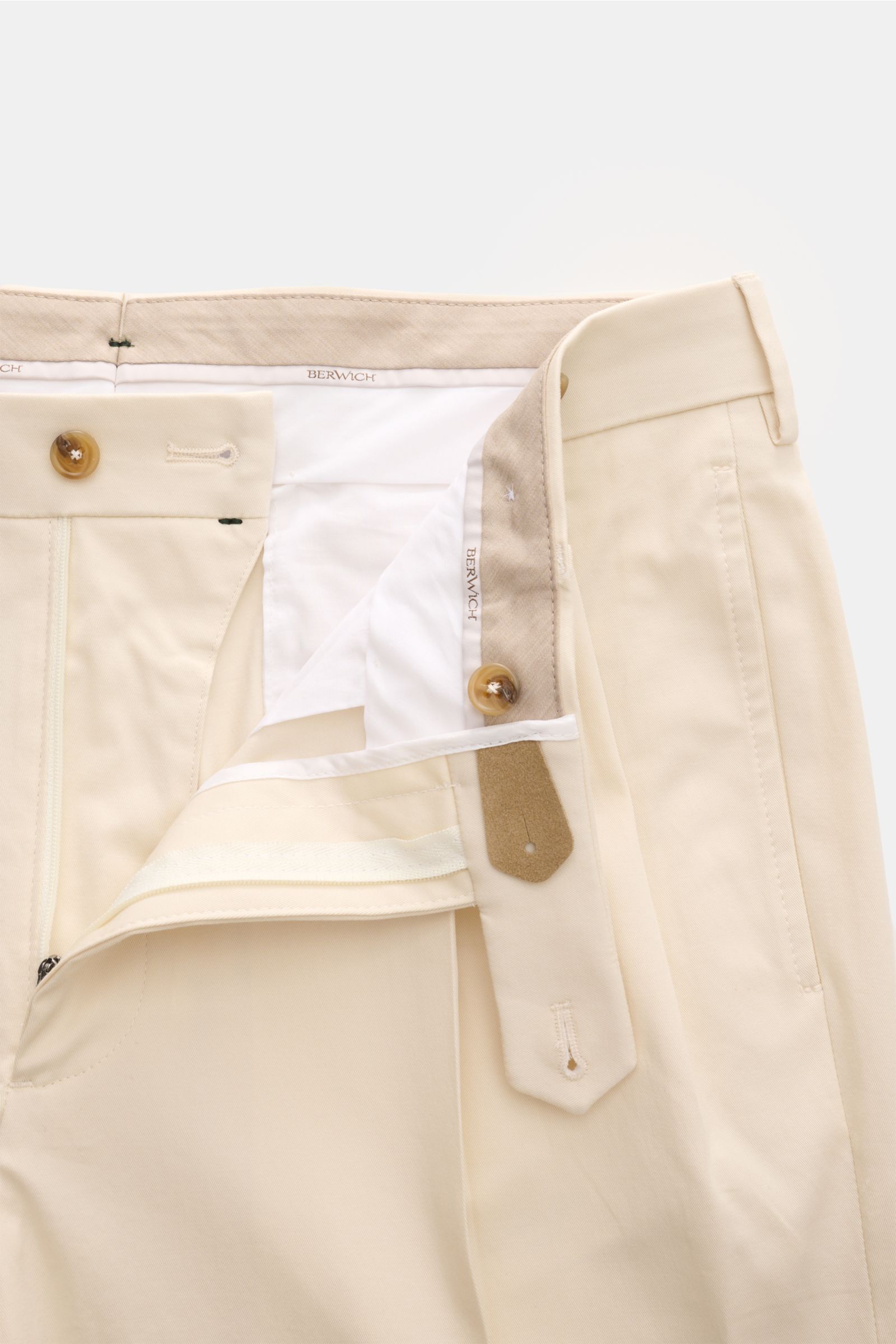 Berwich Chino 'Barber' creme aus Baumwoll-Twill mit Stretch, doppelter Bundfalte und Knöpfen für Hosenträger, Front offen, Detailansicht.