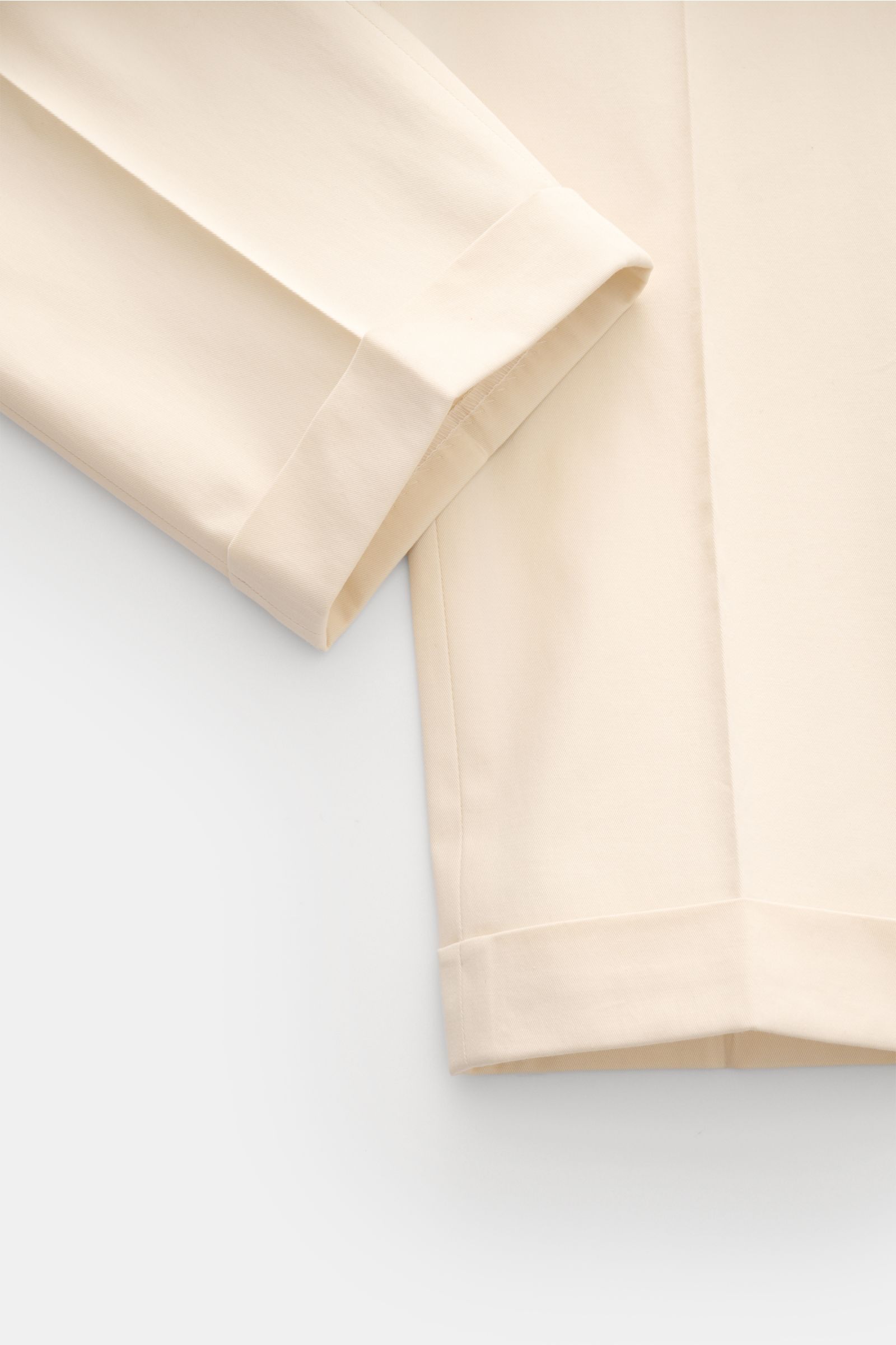 Berwich Chino 'Barber' creme im Detail, Nahaufnahme vom fixierten Saumaufschlag und leicht griffigem Baumwoll-Twill mit Stretch.