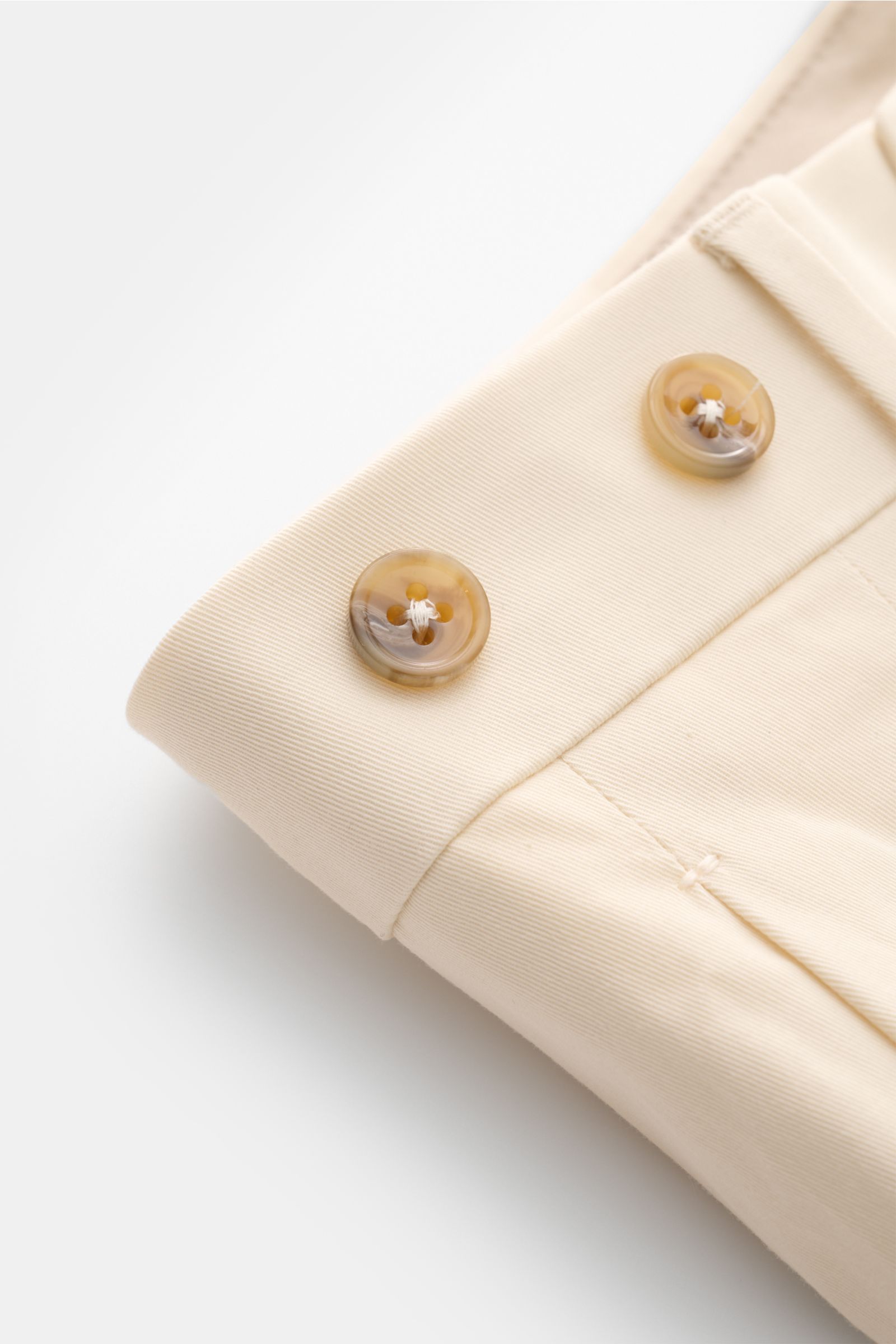 Berwich Chino 'Barber' creme im Detail, Nahaufnahme des Bunds mit doppelter Bundfalte, Knöpfen für Hosenträger aus Baumwoll-Twill.
