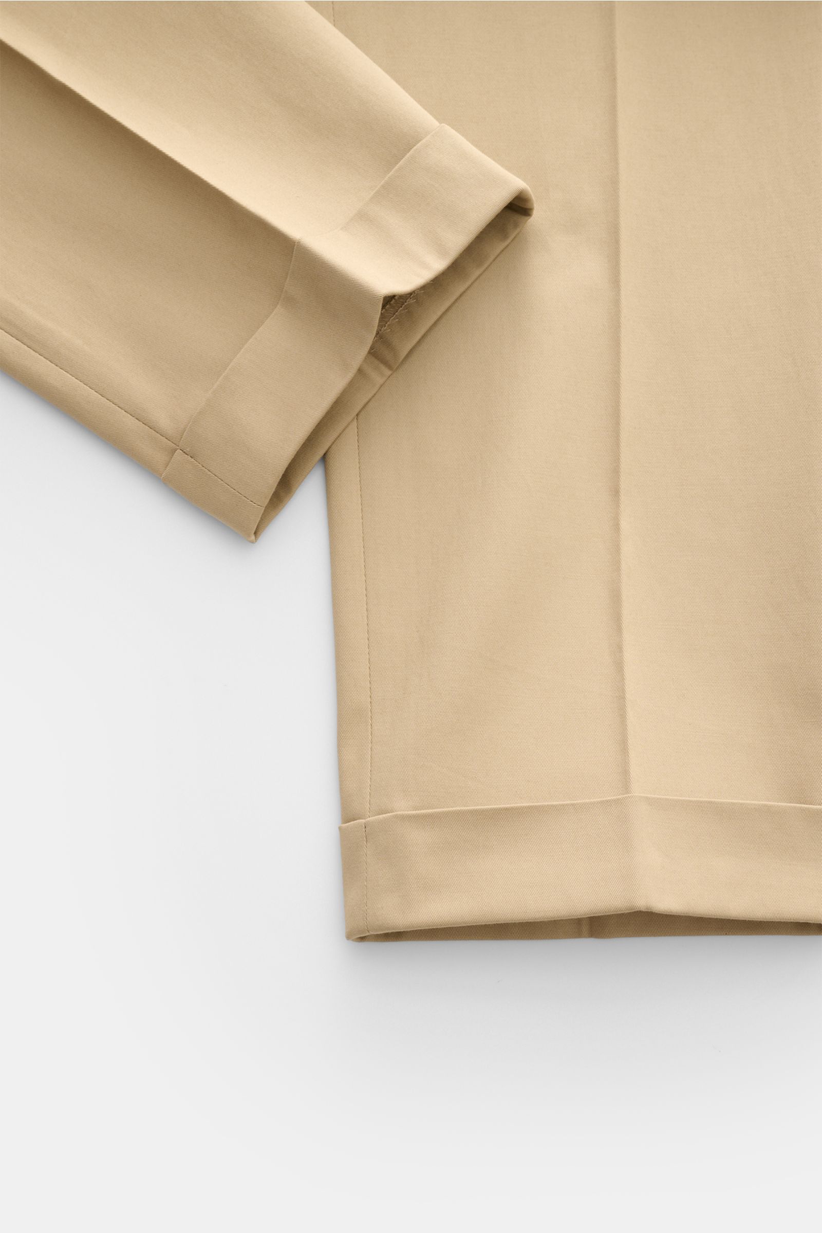 Berwich Chino 'Barber' beige in close-up, showing cuff and lower leg from top-down angle, made of cotton twill with light stretch.