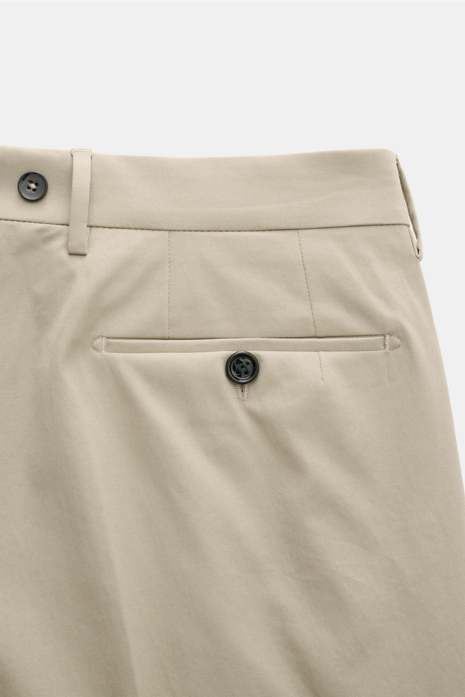 Berwich Chino 'Barber' taupe, Detailaufnahme von hinten, Baumwoll-Twill mit Stretch, Knopf-Leistentasche, Bund mit Hosenträgerknöpfen.