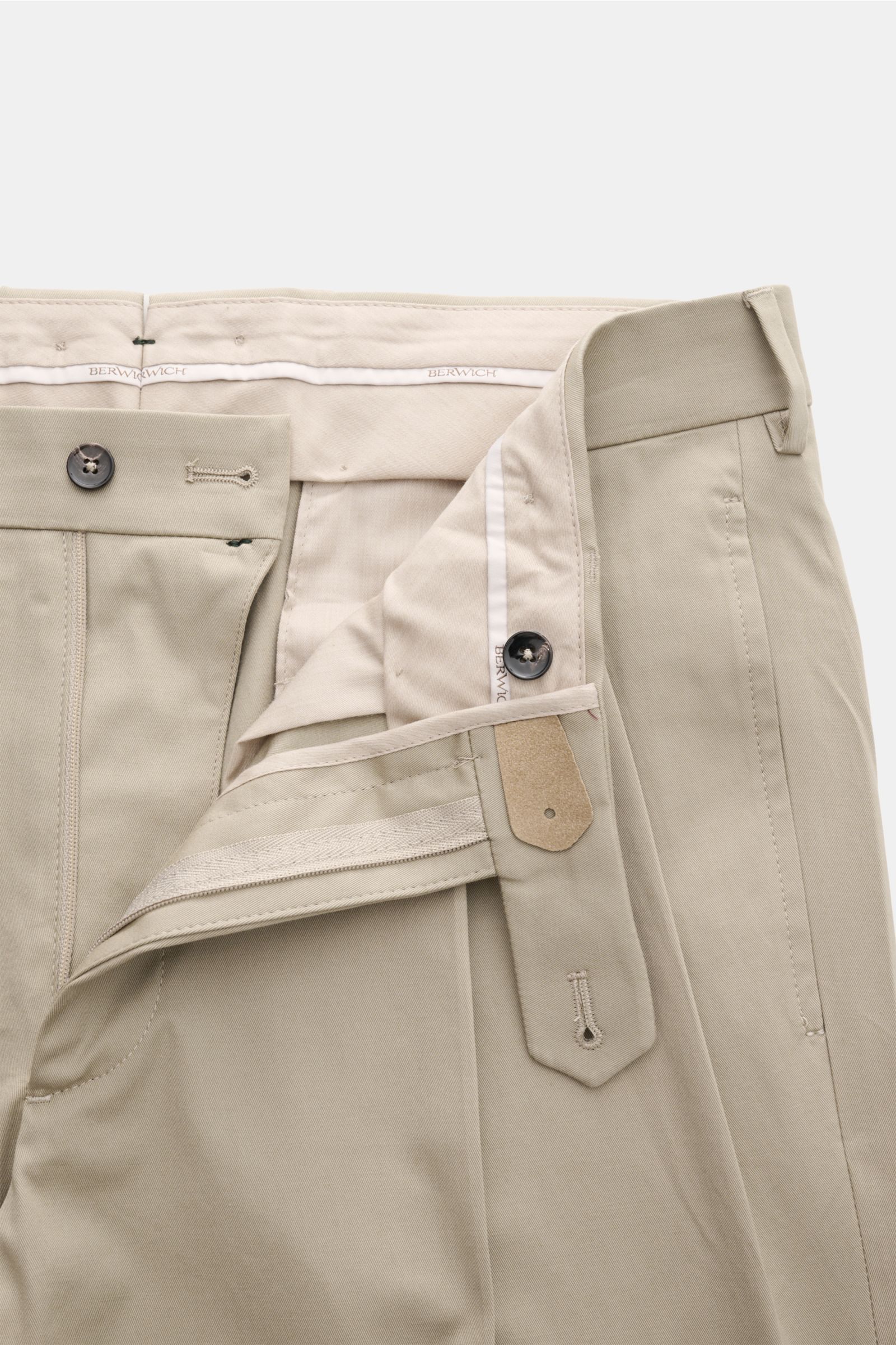 Berwich Chino 'Barber' taupe aus Baumwoll-Twill mit Stretch, doppelten Bundfalten, Knöpfen für Hosenträger, Reißverschluss, Regular Fit, Nahaufnahme von Bund und Details.
