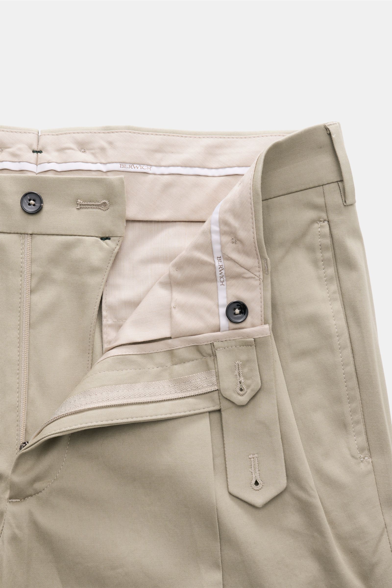 Berwich Chino 'Barber' taupe, Detailaufnahme von innen mit doppelter Bundfalte, Knöpfen für Hosenträger und Baumwoll-Twill mit Stretch.