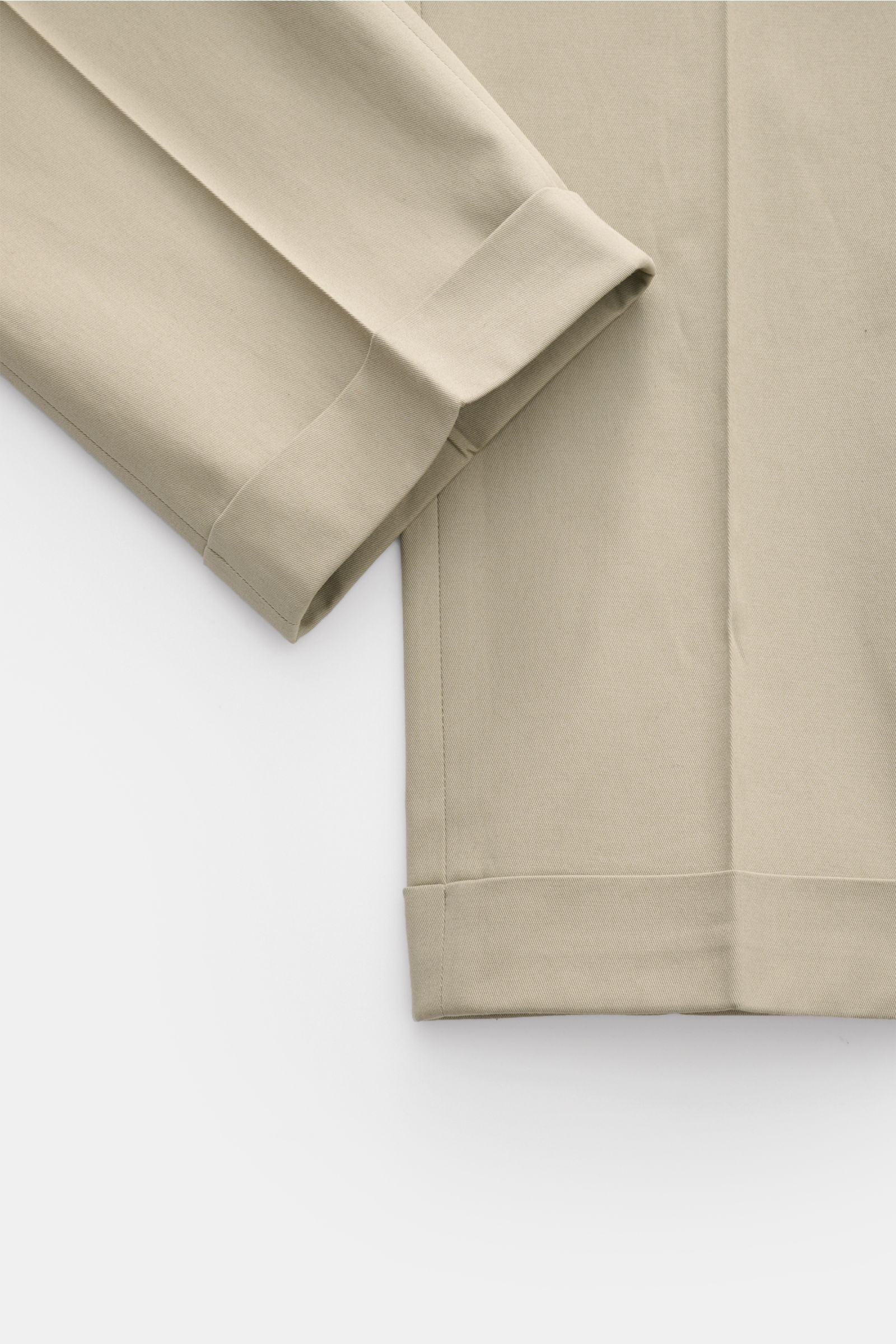 Berwich Chino 'Barber' taupe aus Baumwoll-Twill mit leichtem Stretch, doppelte Bundfalten, fixierter Saumaufschlag, Detailansicht Hose.