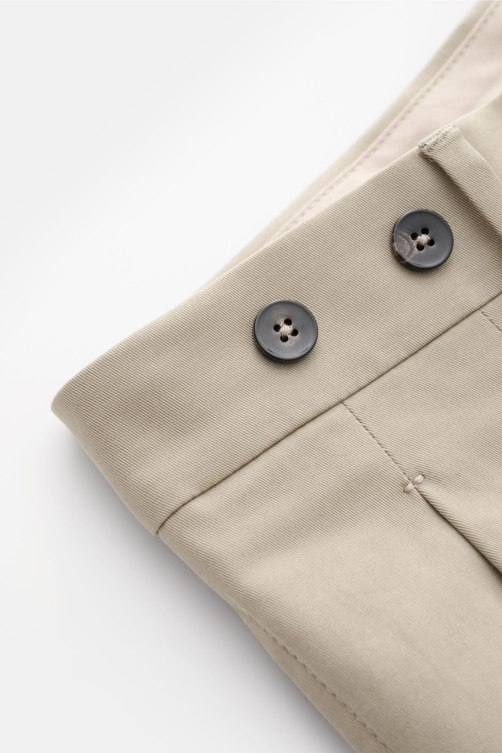 Berwich Chino 'Barber' taupe im Close-up von Bund mit doppelter Bundfalte, Knöpfen für Hosenträger, Reißverschluss, Baumwoll-Twill mit Stretch.