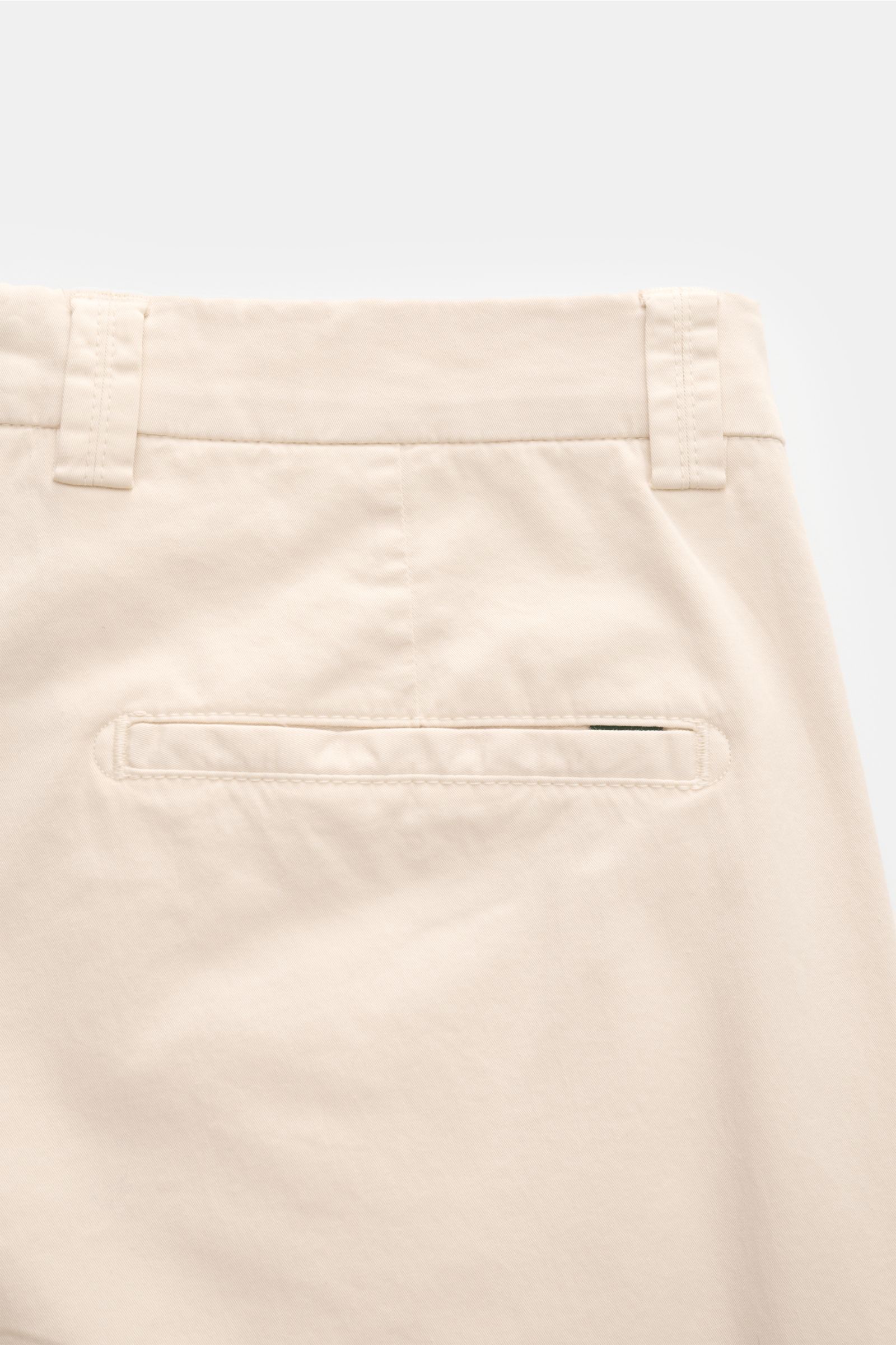 Berwich Chino 'Chiaia' creme in Nahaufnahme von hinten, Twill-Baumwolle, Tapered Fit, Taschen seitlich und Gesäß, Saumaufschlag.