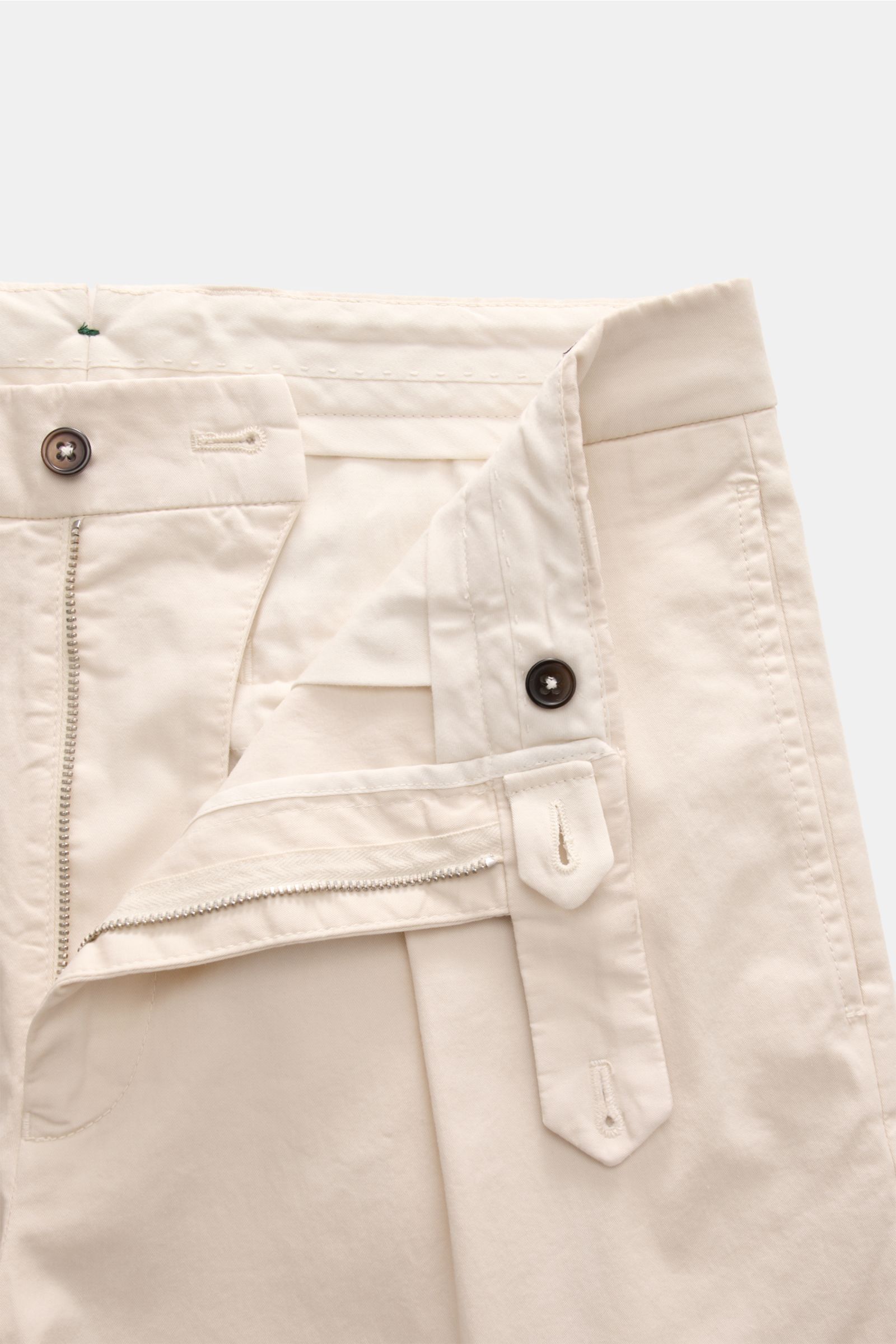 Berwich Chino 'Chiaia' creme, Detailfoto von vorne, offenem Bund mit Knöpfen, Reißverschluss, Bundfalte, leicht elastische Baumwolle, Twill, Tapered Fit.
