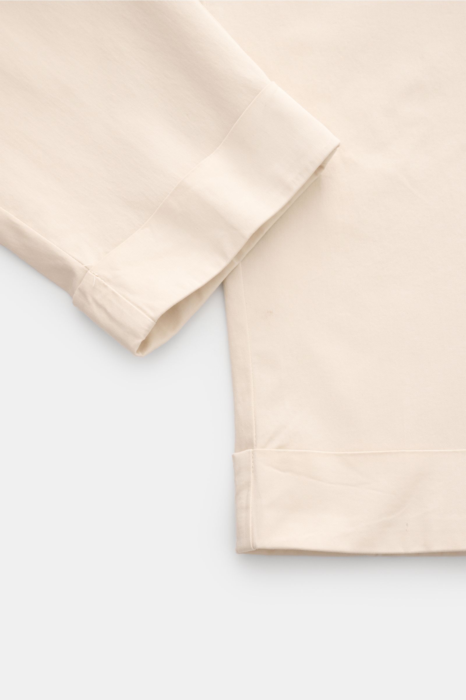 Berwich Chino 'Chiaia' creme, Detailaufnahme vom Saumaufschlag in Twill-Baumwolle mit glattem Griff, schmal zulaufend und leicht elastisch.