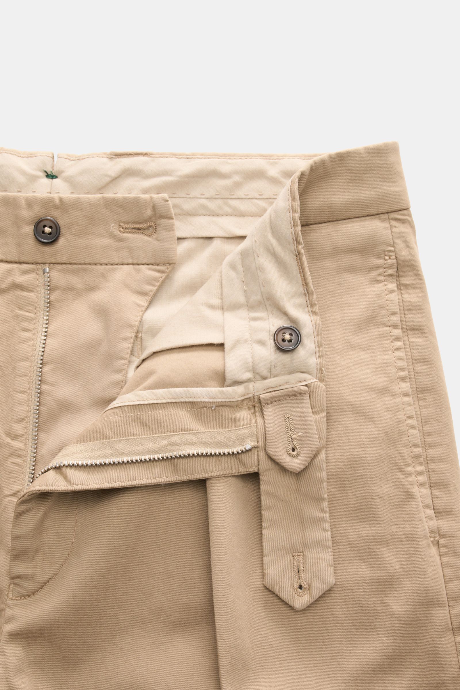 Berwich Chino 'Chiaia' beige im Detail von oben gezeigt, Twill aus leicht elastischer Baumwolle, Reißverschluss, Bundknöpfe und Saumaufschlag.