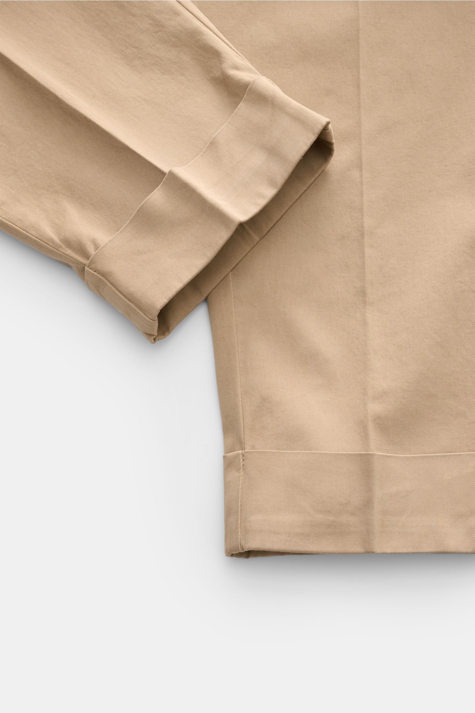 Berwich Chino 'Chiaia' beige im Detail von schräg oben, Twill-Baumwolle, Tapered Fit, knöchellang, glatter Griff, fixierter Saumaufschlag.