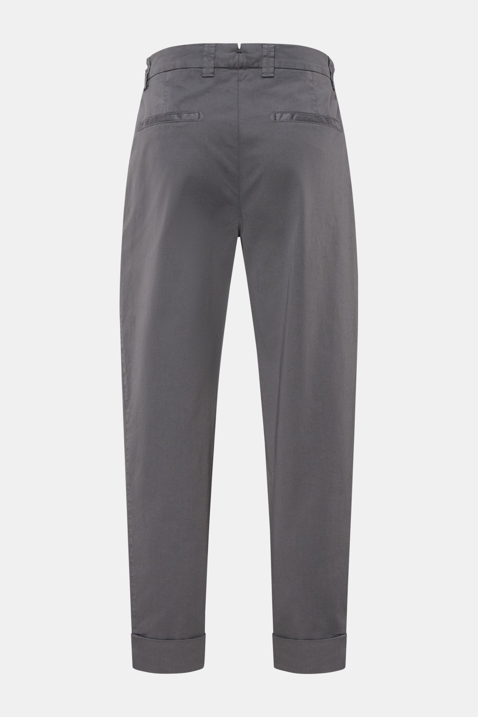 Rückansicht der Berwich Chino 'Chiaia' dunkelgrau aus leicht elastischem Baumwoll-Twill mit Tapered Fit, Bundknöpfen, Leistentaschen und fixiertem Saumaufschlag.