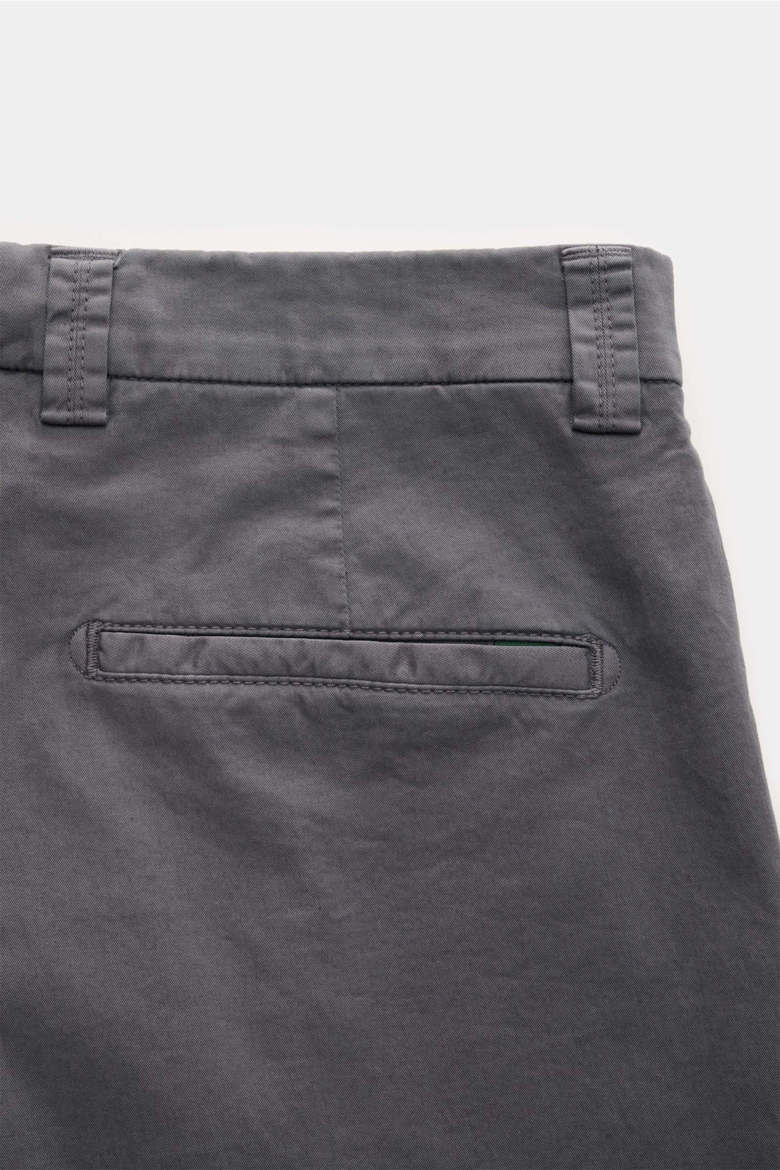 Berwich Chino 'Chiaia' dunkelgrau, nahes Detailfoto der Leistentasche am Gesäß aus leicht elastischem Baumwoll-Twill.