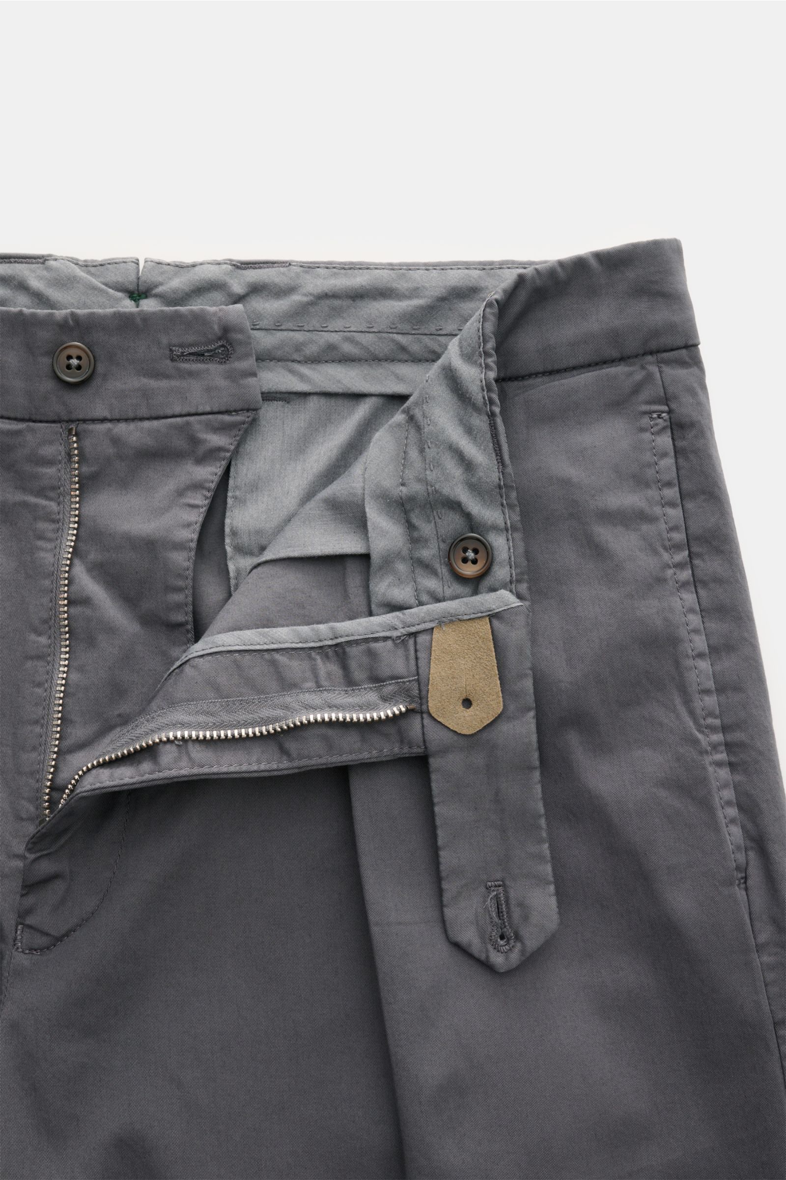 Berwich Chino 'Chiaia' dunkelgrau, offen fotografiert von oben, Baumwoll-Twill, leicht elastisch, Tapered Fit, Reißverschluss, Bundknöpfe.