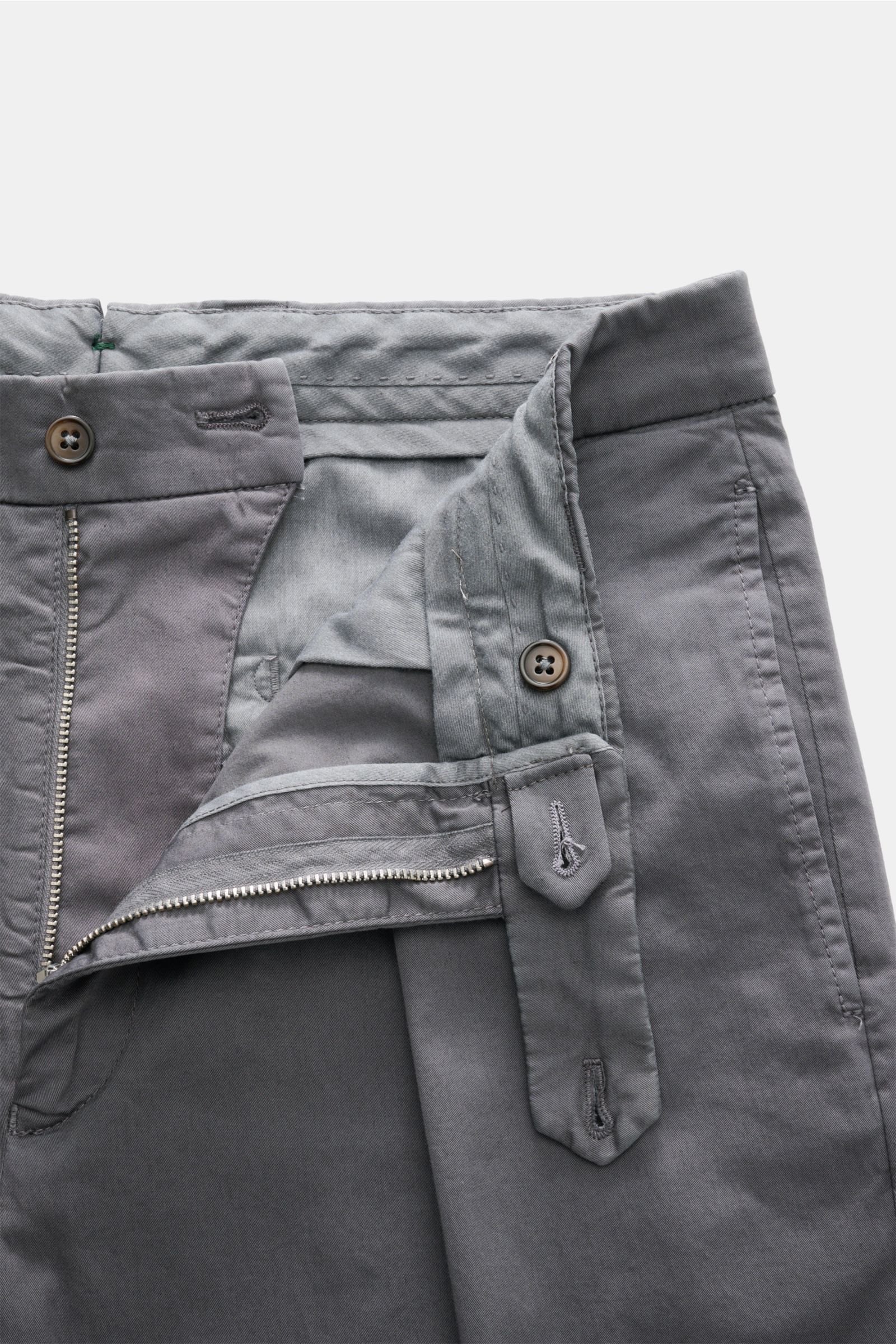 Berwich Chino 'Chiaia' dunkelgrau aus leicht elastischer Baumwolle, Tapered Fit, knöchellang, Reißverschluss und Bundknöpfe, Nahaufnahme von oben.
