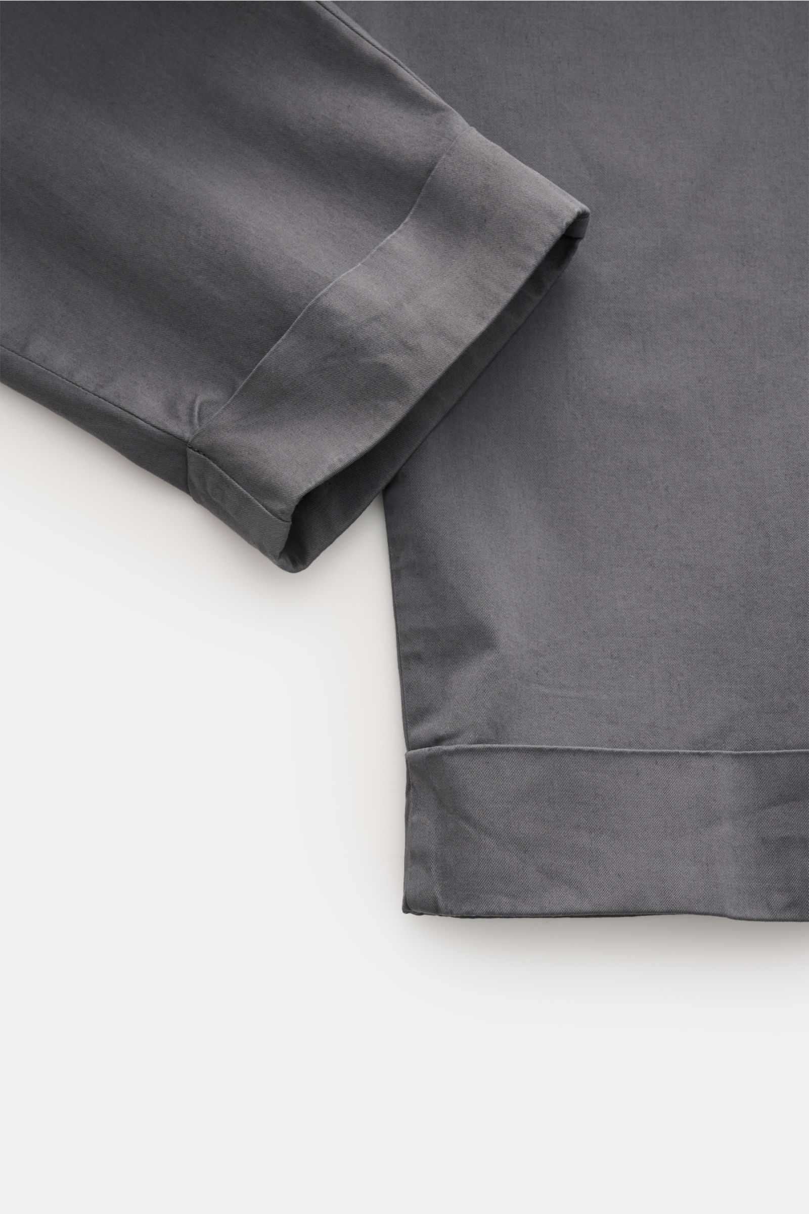 Berwich Chino 'Chiaia' dunkelgrau, Detailaufnahme der knöchellangen Hose im Tapered Fit aus leicht elastischer Baumwolle mit fixiertem Saumaufschlag.