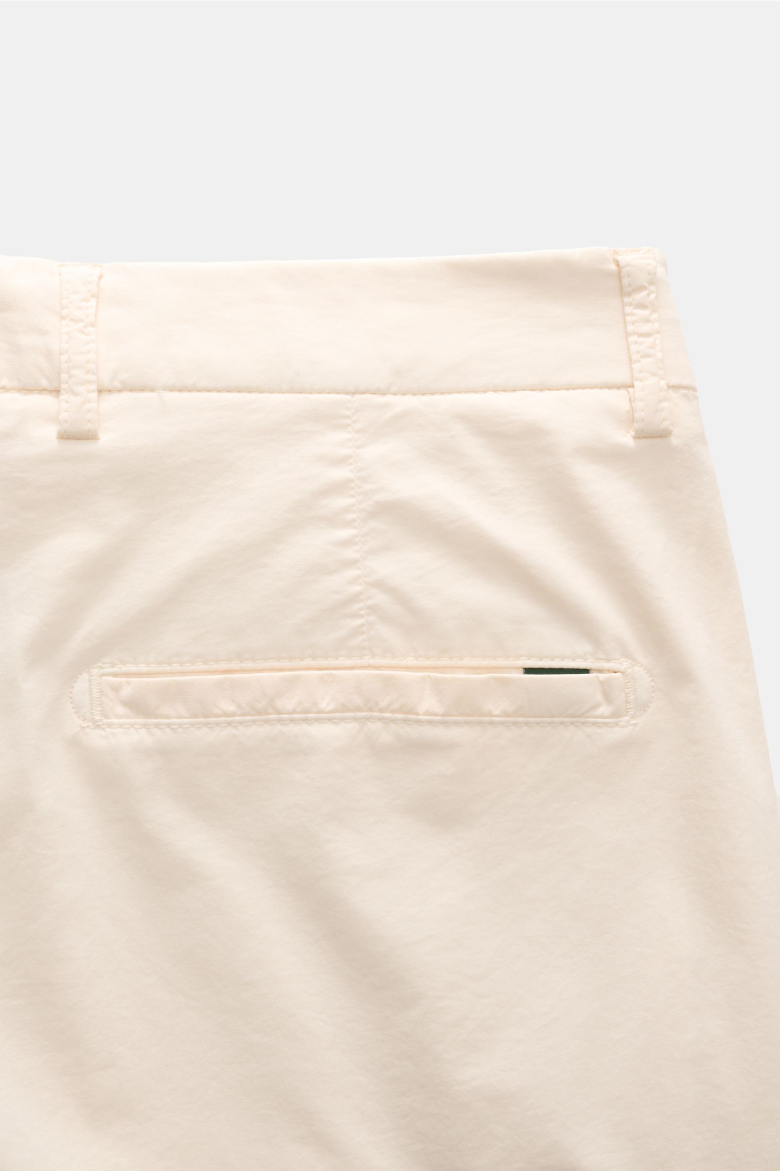 Close-up rear view of Berwich Hose 'Chiaia' creme showcasing soft cotton-lyocell fabric, tapered fit, waistband, belt loops, and welt pocket.
