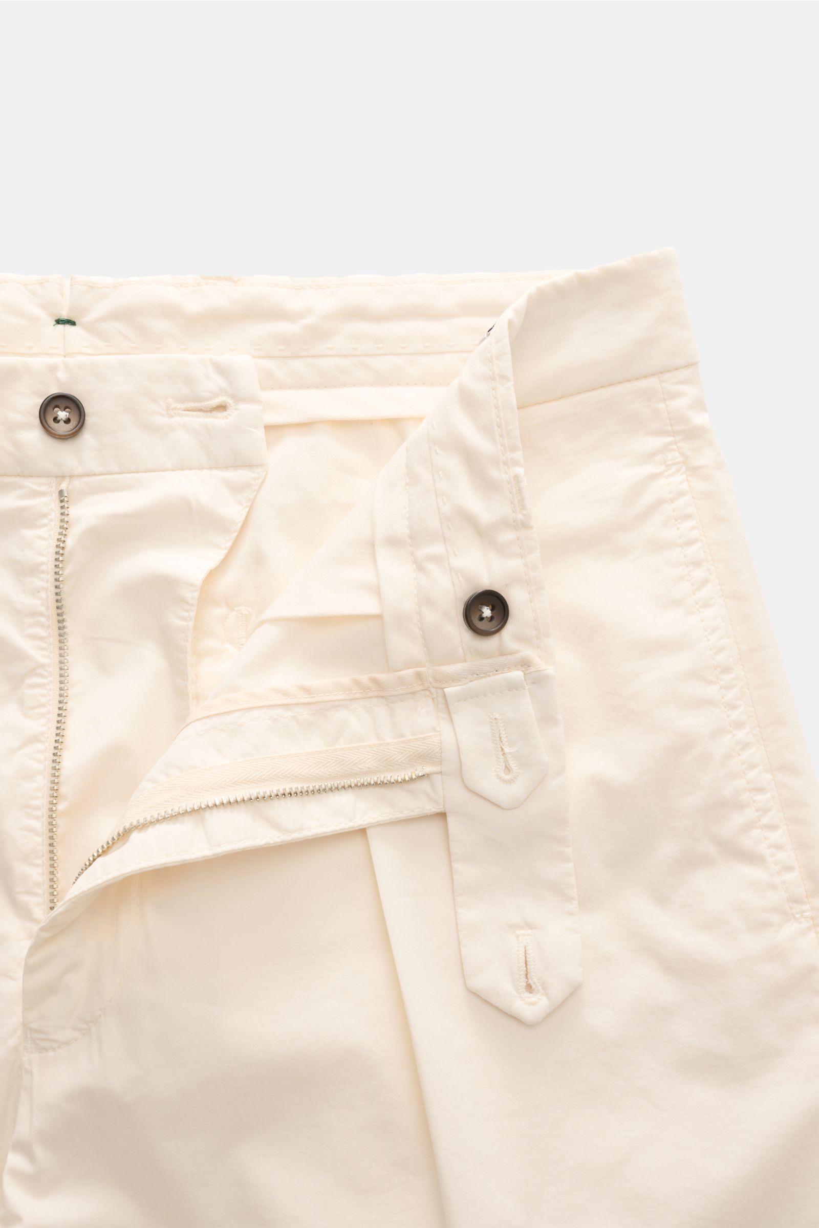 Close-up front view of Berwich Hose 'Chiaia' creme with open zipper, button closure, and waistband details, made of cotton and lyocell. Entspannter Stil für die wärmere Jahreszeit: Die Hose 'Chiaia' von BERWICH überzeugt mit leichter Qualität aus Baumwoll