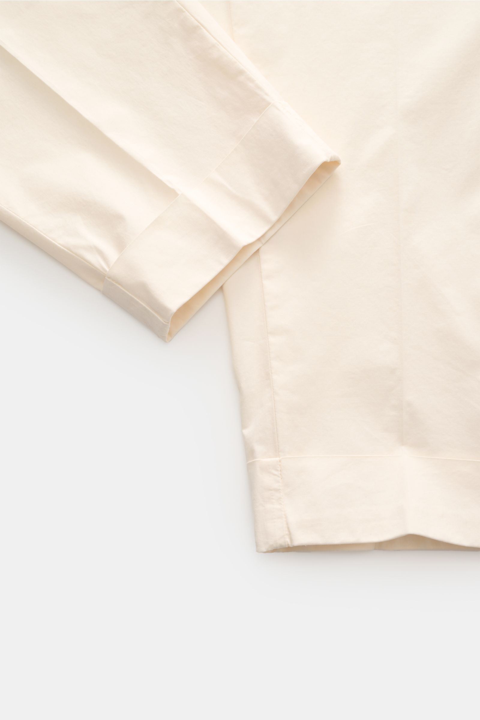 Close-up top view of Berwich Hose 'Chiaia' creme showing soft cotton-Lyocell fabric, tapered fit, waistband details, and cuff.

Description: Entspannter Stil für die wärmere Jahreszeit: Die Hose 'Chiaia' von BERWICH überzeugt mit leichter Qualität aus 