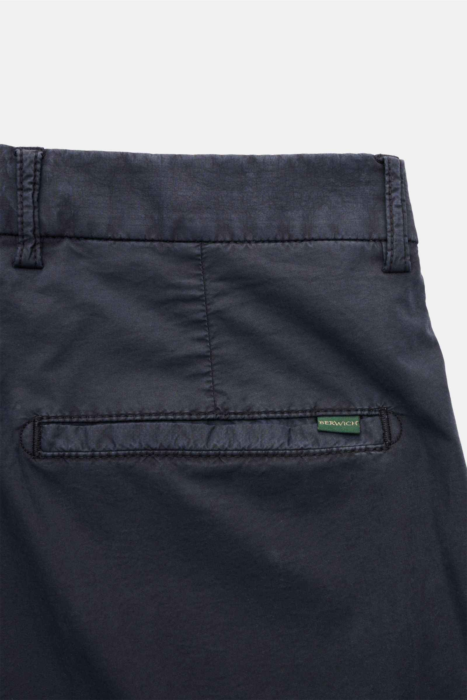 Close-up rear view of Berwich Trousers 'Chiaia' navy showing a single back pocket with Berwich label, made of soft cotton and lyocell fabric.

Relaxed style for the warmer months: The trousers 'Chiaia' by BERWICH are made of lightweight fabric in cotto