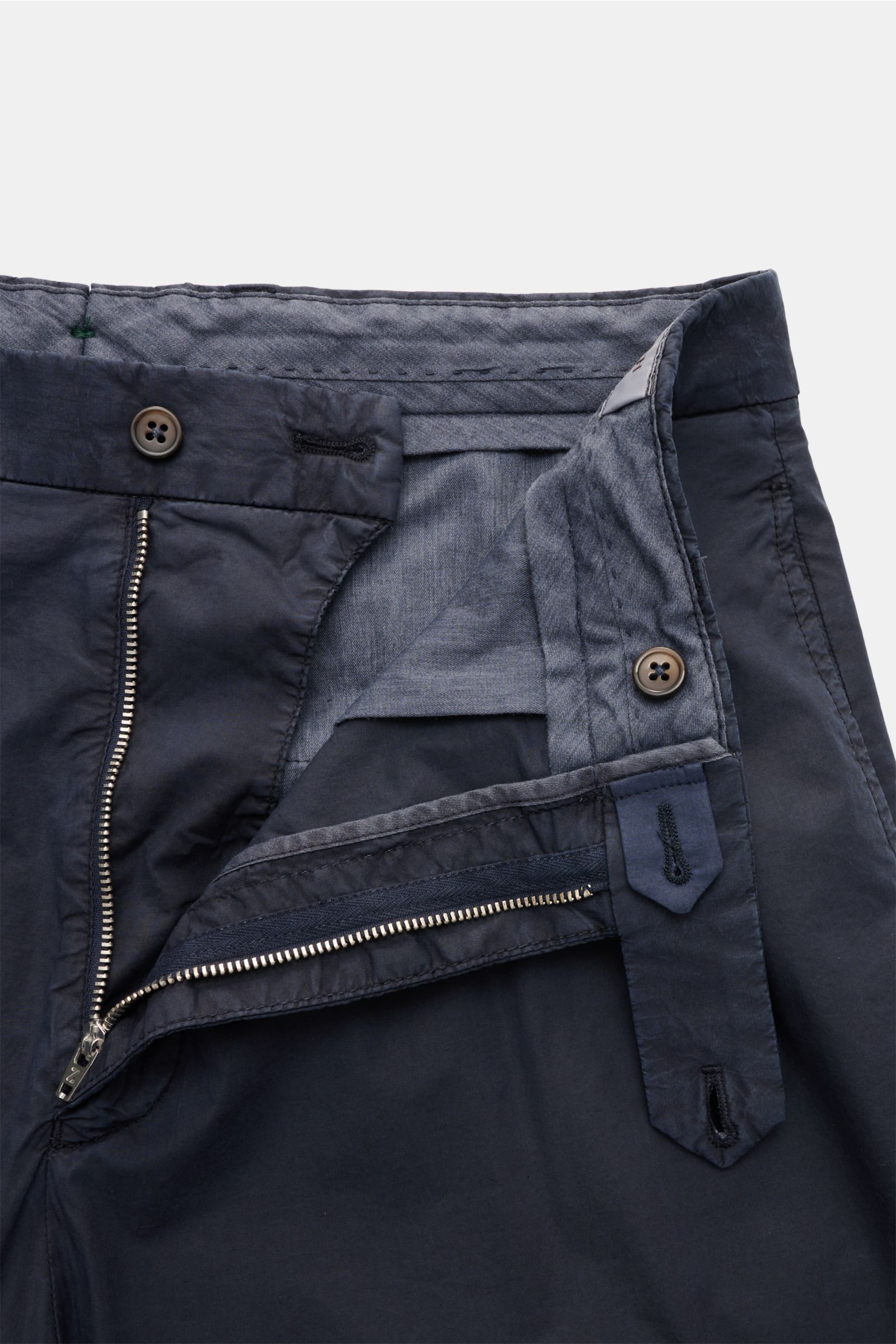 Close-up front view of Berwich Trousers 'Chiaia' navy showing the zip, waist buttons, and extended buttoned tab in lightweight cotton-lyocell fabric.

Relaxed style for the warmer months: The trousers 'Chiaia' by BERWICH are made of lightweight fabric 