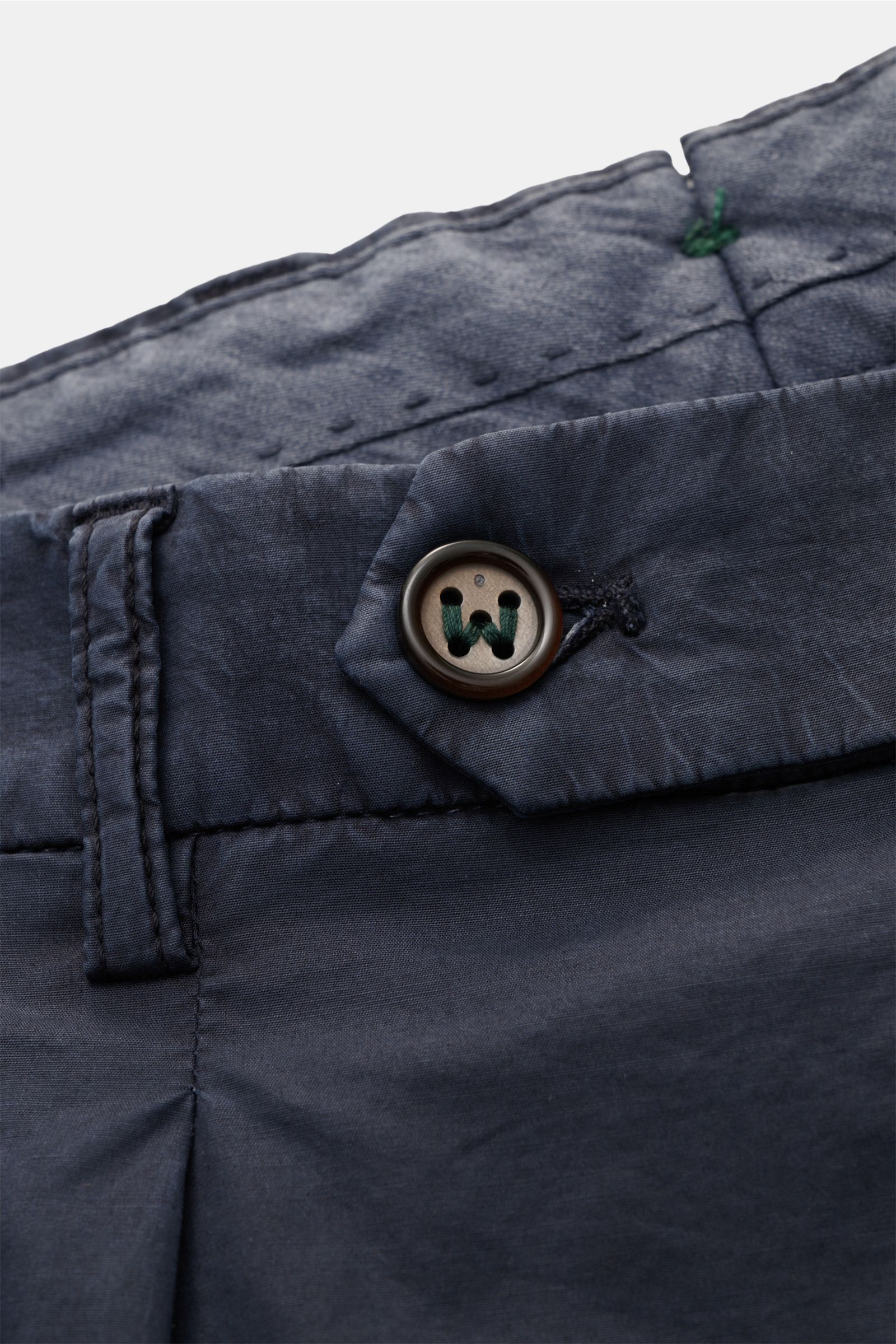 Close-up view of the waistband and button detail of Berwich Trousers 'Chiaia' navy, made of lightweight cotton and lyocell blend fabric.

Relaxed style for the warmer months: The trousers 'Chiaia' by BERWICH are made of lightweight fabric in cotton and