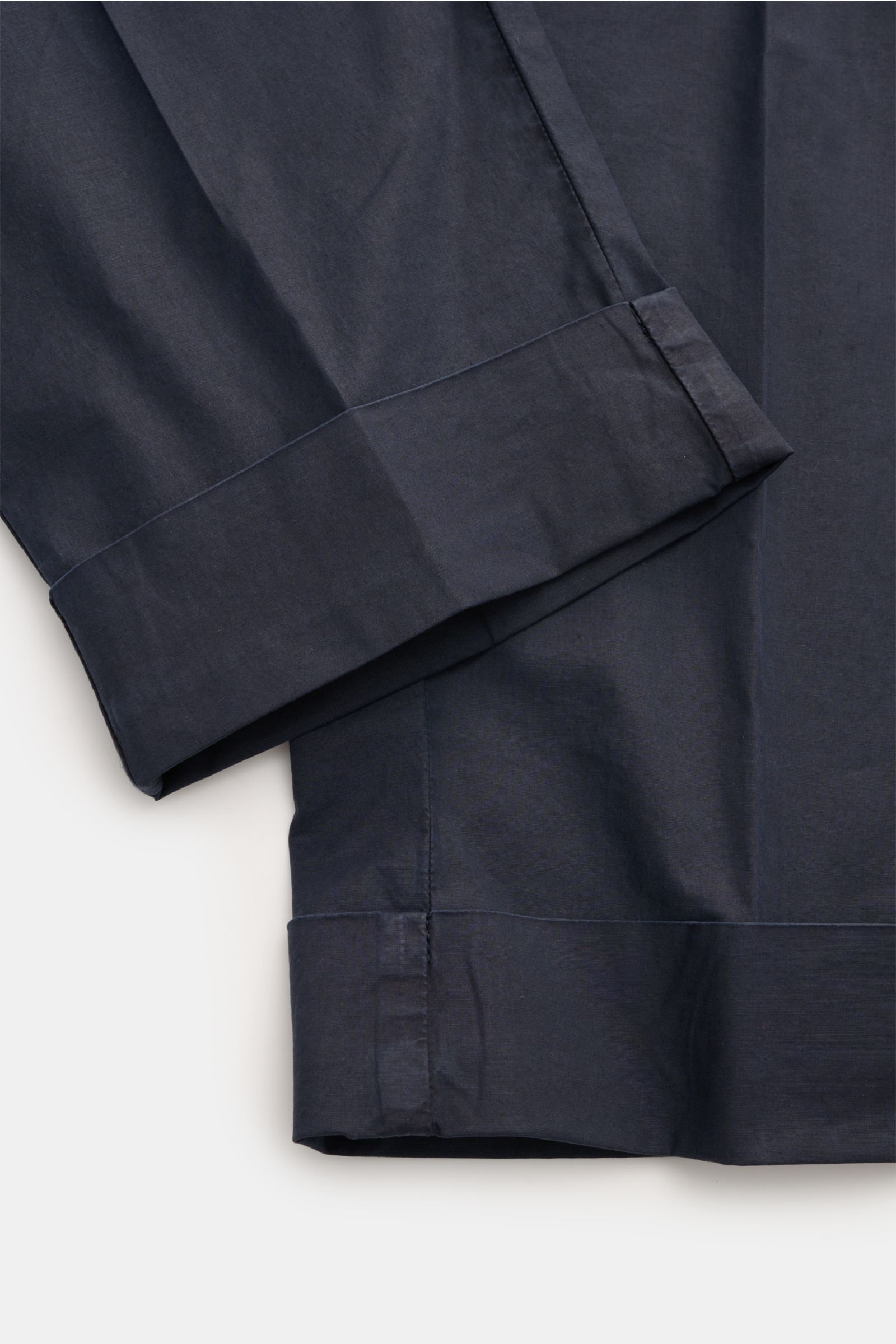 Berwich Trousers 'Chiaia' navy shown from a close-up side angle, highlighting the fixed hem turn-up and pleat, made of a cotton-lyocell blend. Relaxed style for the warmer months: The trousers 'Chiaia' by BERWICH are made of lightweight fabric in cotto