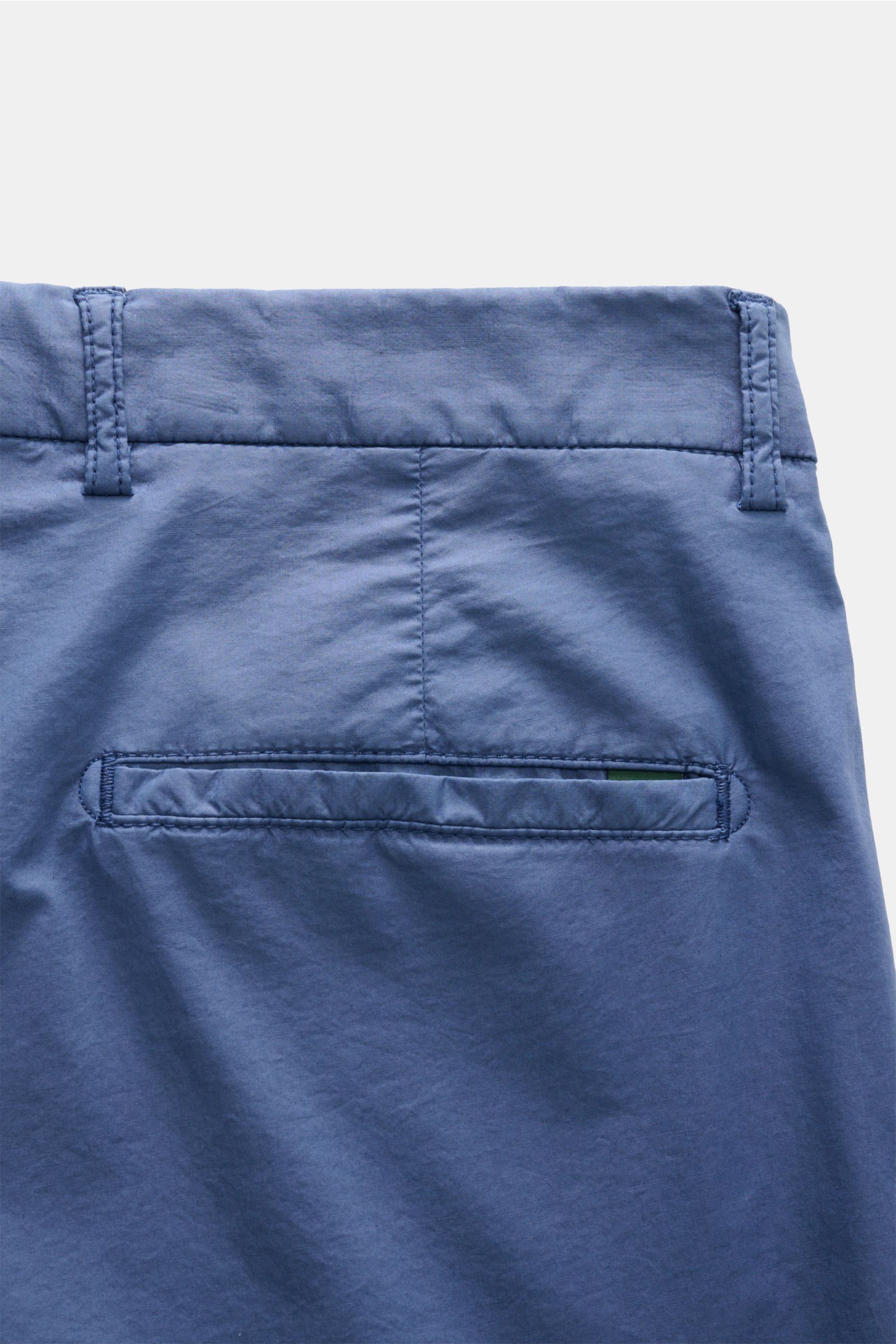 Close-up rear view of Berwich Hose 'Chiaia' graublau showing waistband, belt loops, and welt pocket in soft cotton-lyocell blend.

Entspannter Stil für die wärmere Jahreszeit: Die Hose 'Chiaia' von BERWICH überzeugt mit leichter Qualität aus Baumwolle 