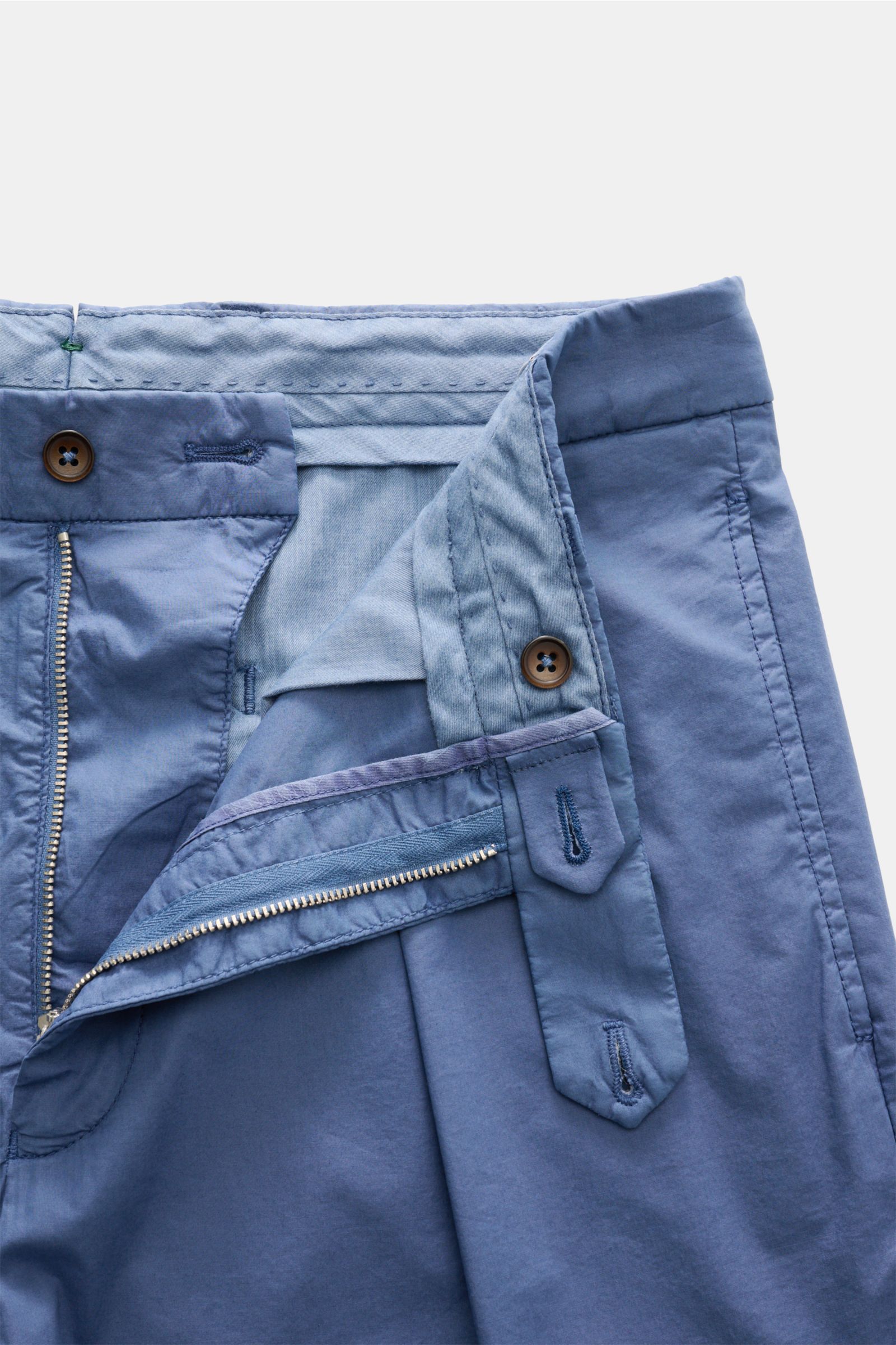 Close-up front view of Berwich Hose 'Chiaia' graublau in light cotton-Lyocell mix, soft feel, tapered fit, zipper, buttons, and pleats.